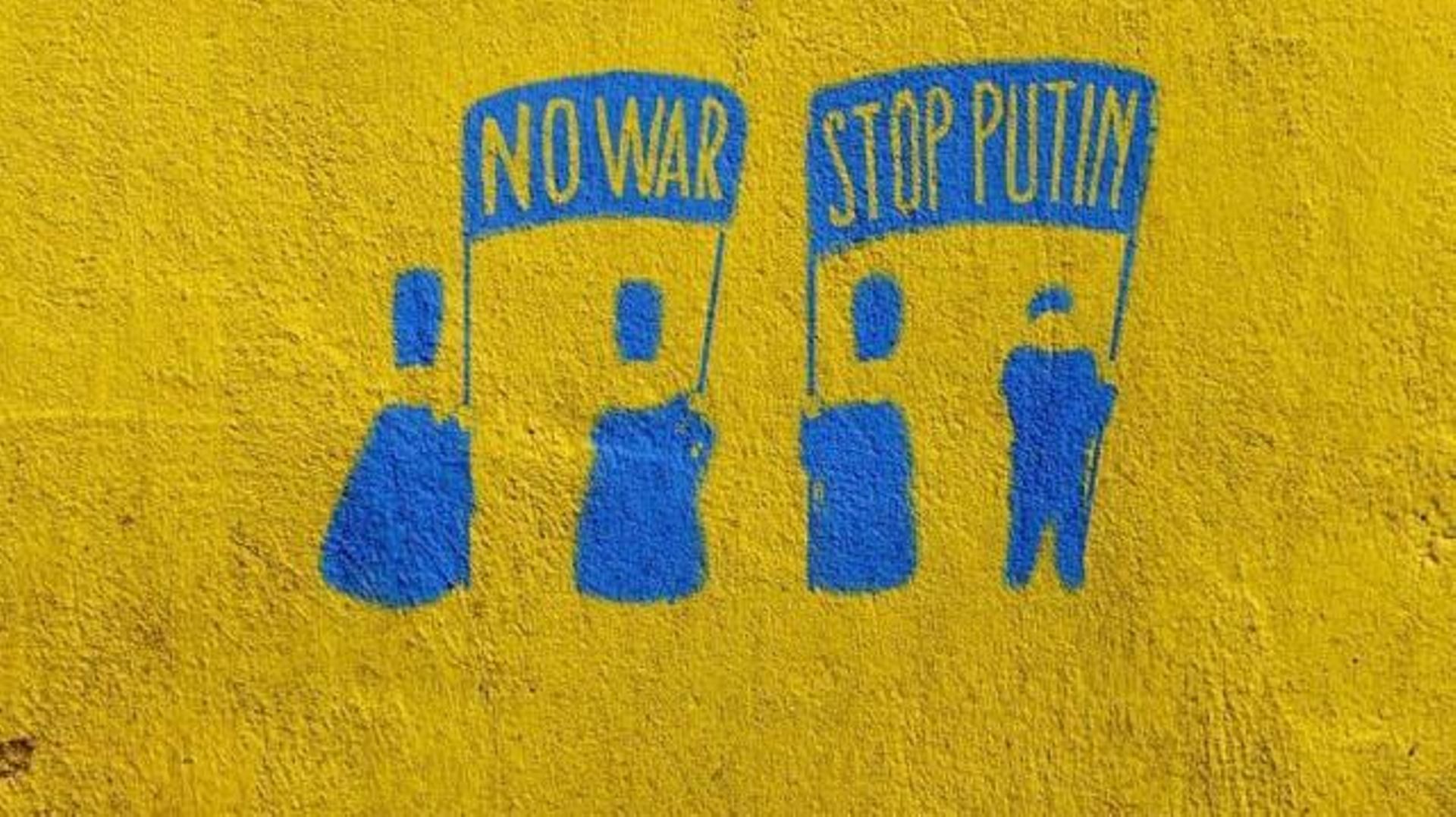 Une illustration représentant les quatre membres du groupe DakhaBrakha brandissant des pancartes : « No War, Stop Putin »