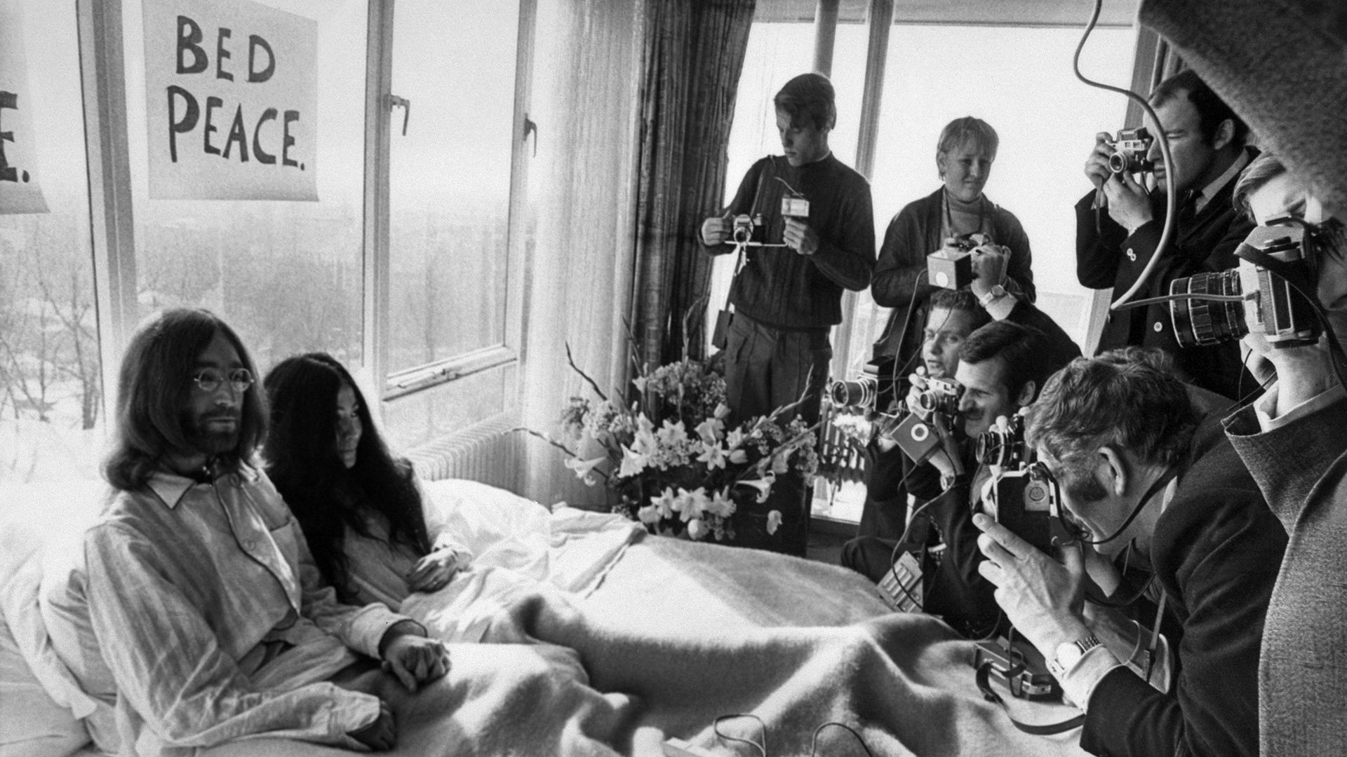 Des images oubliées de John Lennon et Yoko Ono au lit refont surface