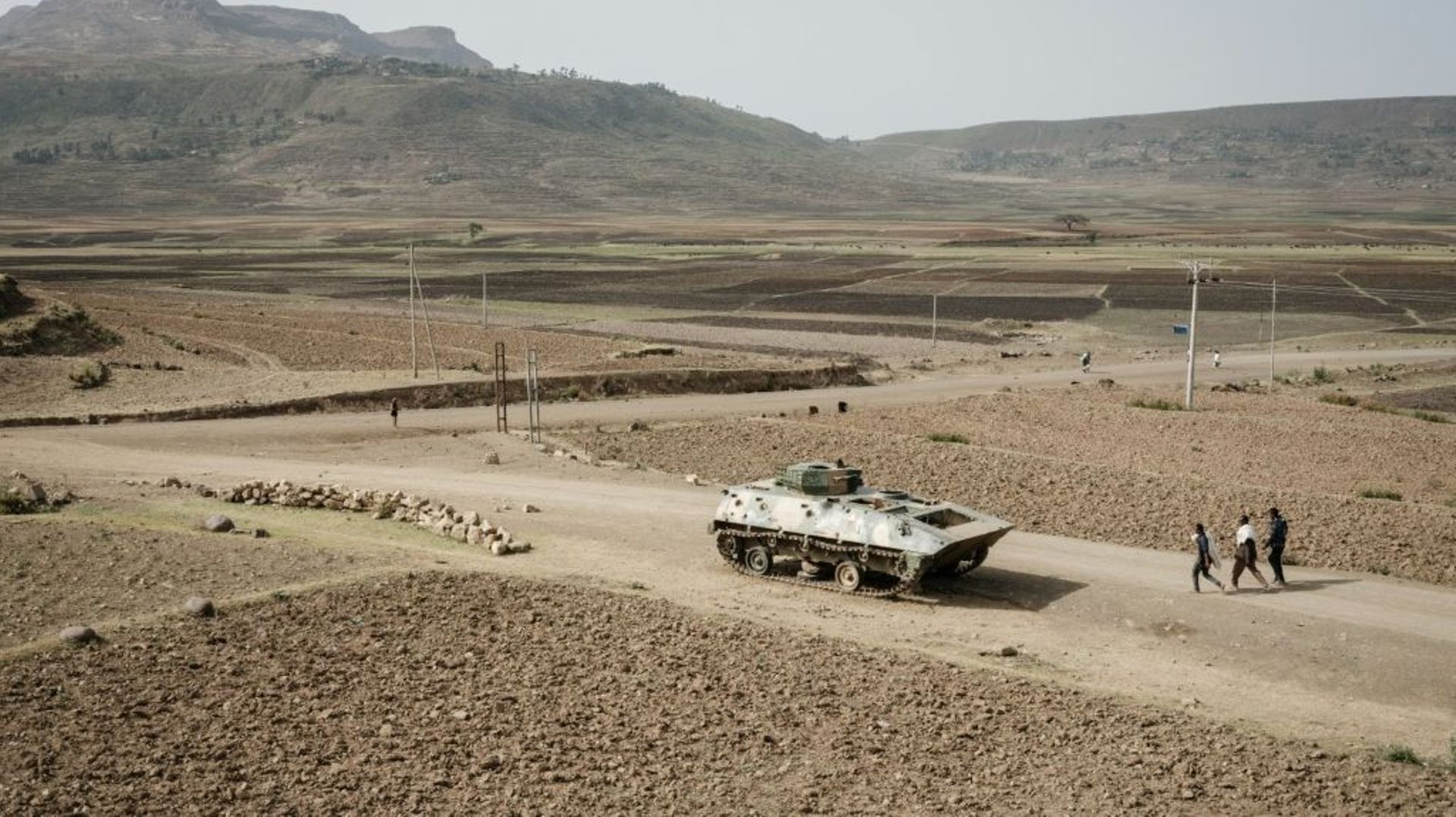 Un char présumé de l'armée éthiopienne abandonné sur la route près de Dengolat, au sud-ouest de Mekele dans la région de Tigray, en Éthiopie, le 20 juin 2021