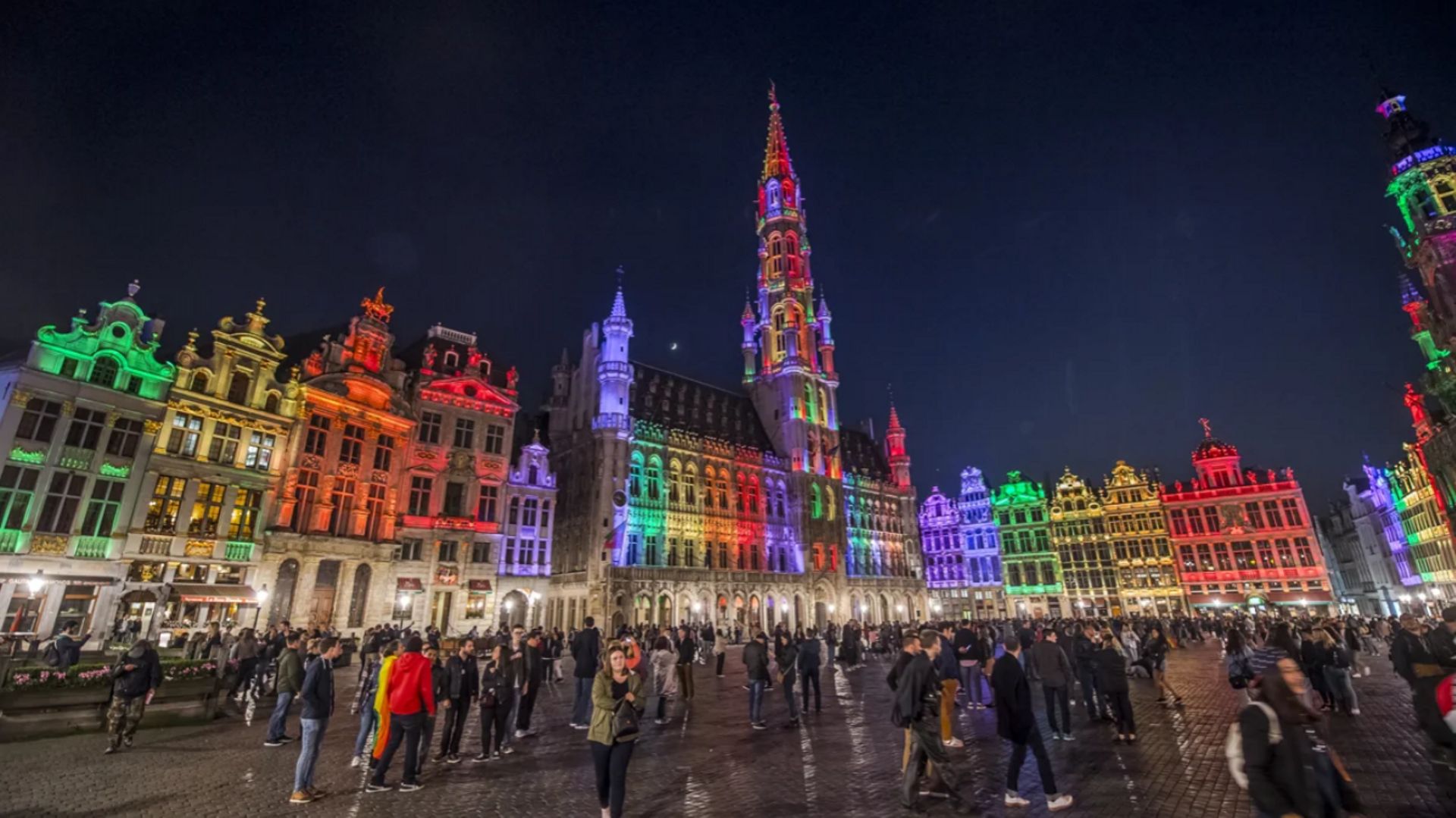 À l’occasion de la Belgian Pride, de nombreux lieux de Bruxelles s’habillent aux couleurs de l’arc-en-ciel…
