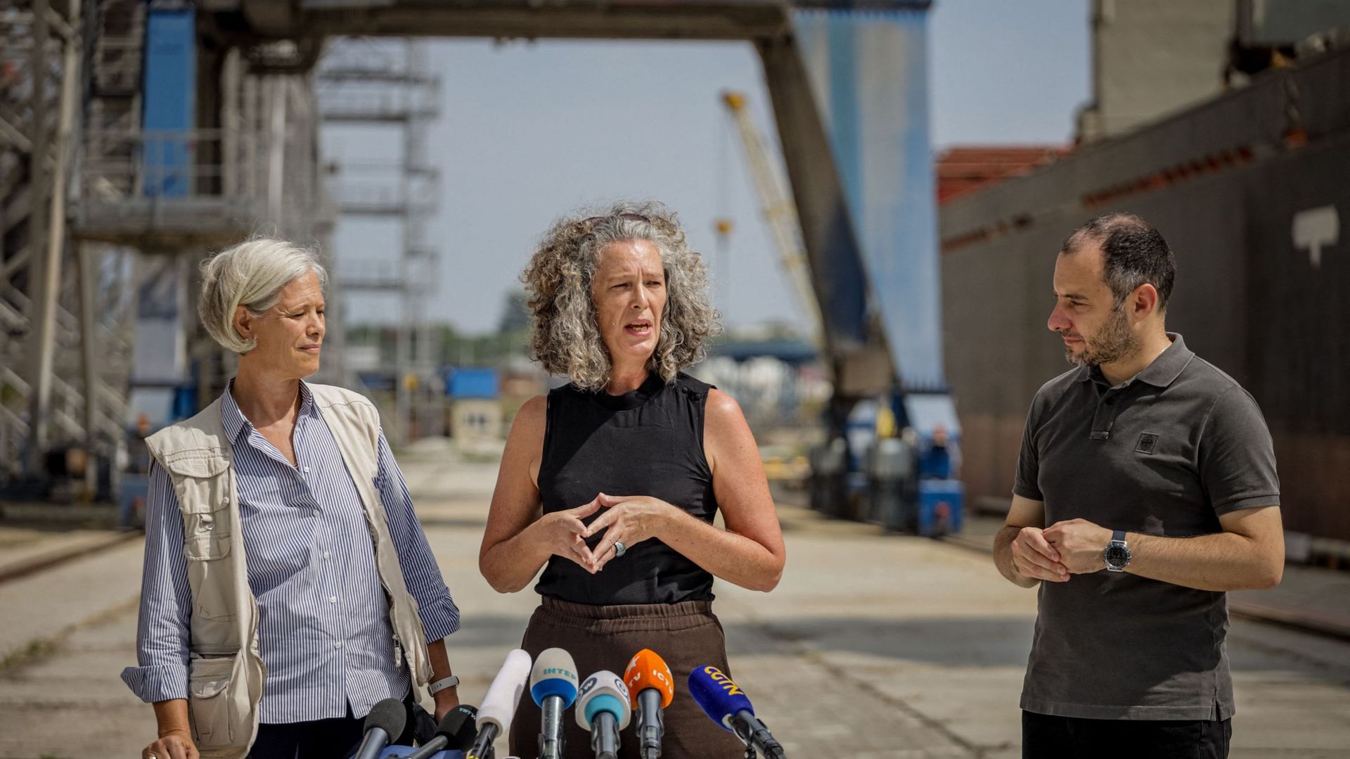 Denise Brown (C), coordinatrice résidente des Nations unies en Ukraine, Marianne Ward (G), directrice adjointe des opérations du Programme alimentaire mondial en Ukraine, et Oleksandr Kubrakov, ministre ukrainien des infrastructures, le 14 août 2022.