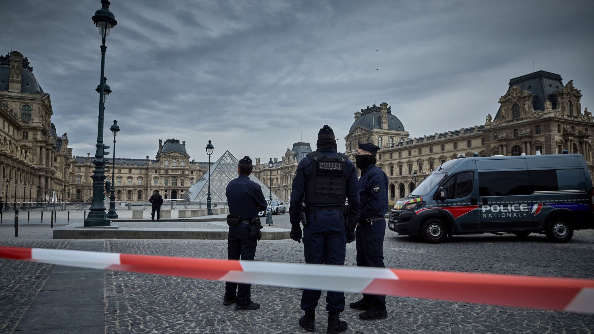 Quand la réalité rejoint la fiction : ces films et séries qui ont aussi cambriolé le Louvre