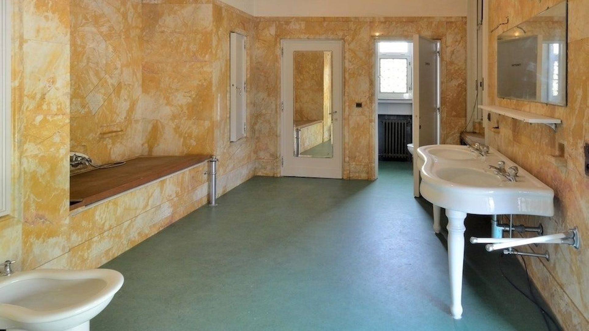 La salle de bain avec ses sanitaires d’époque.