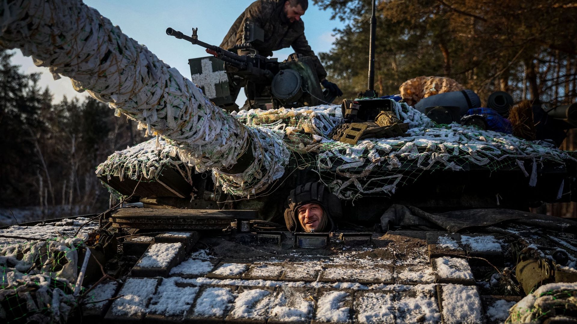 Des membres d’une équipe de chars ukrainiens préparent leur char pour une opération dans la région de Donetsk, le 22 février 2023, dans le cadre de l’invasion militaire de la Russie en Ukraine.