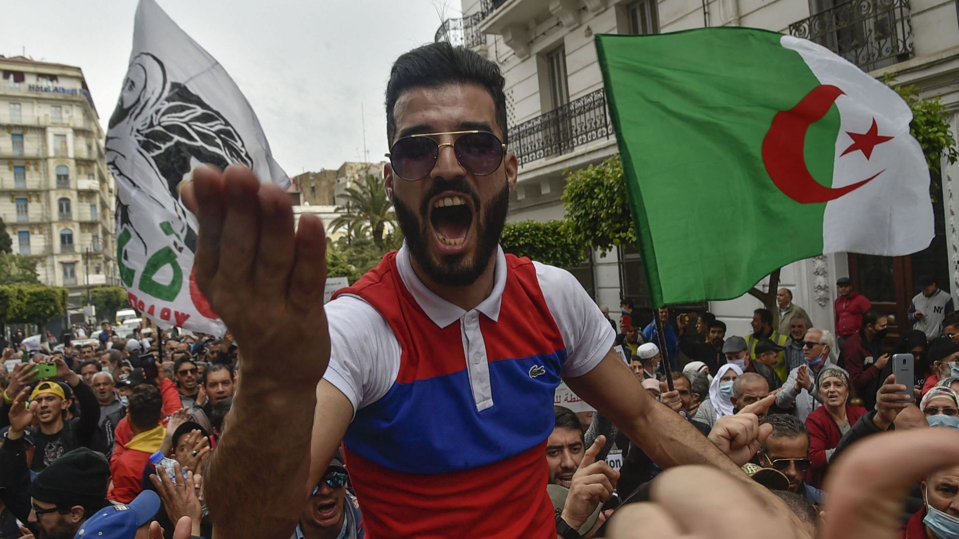 Révolution pacifique' en Algérie : 'Si le régime tombe, les islamistes  prendront le pouvoir' 