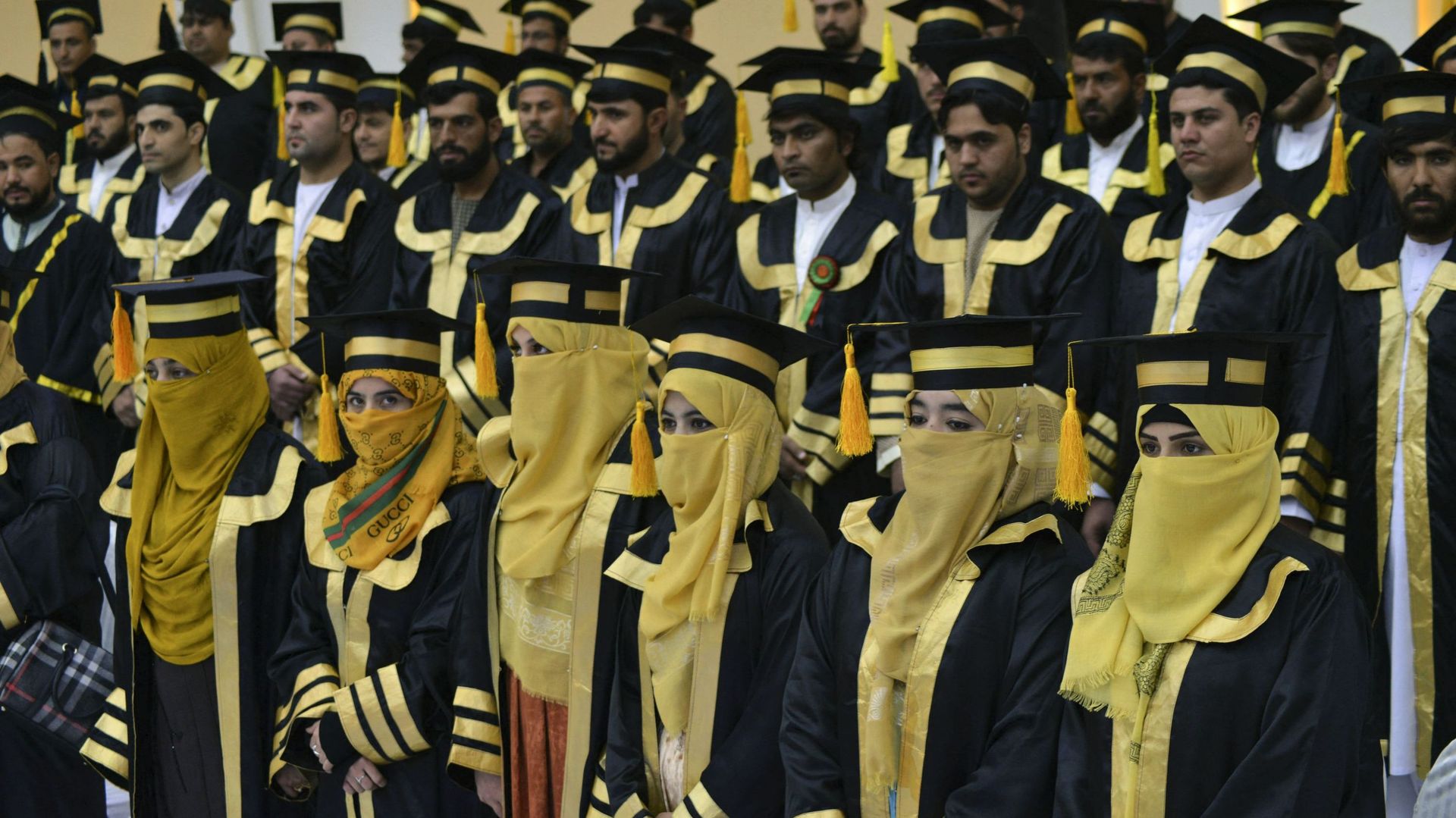 Des étudiants assistent à la cérémonie de remise des diplômes à l'université Mirwais Nija à Kandahar, le 27 novembre 2021
