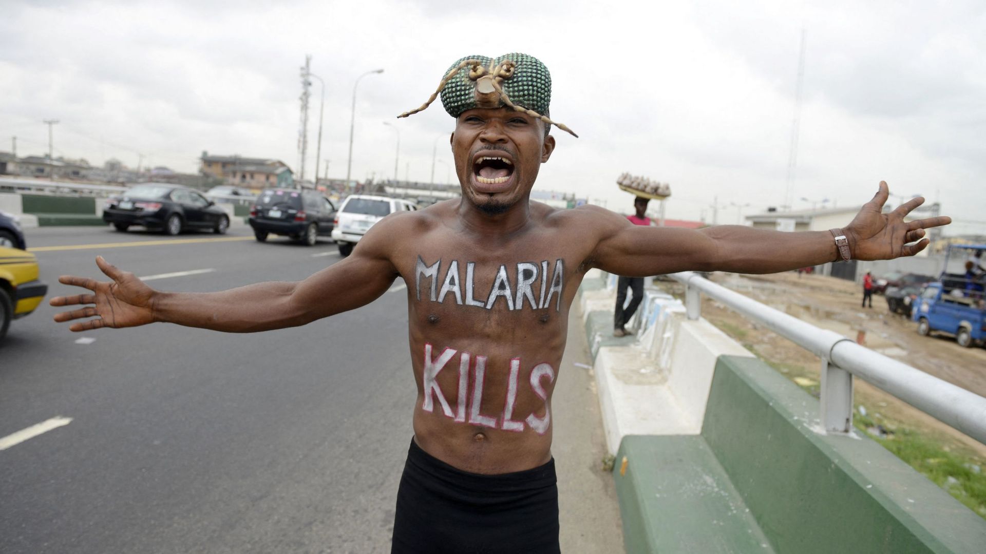 Un homme avec un chapeau en forme de moustique et "Malaria Kills" sur son corps le 24 avril 2015 à Lagos met en garde contre la maladie. Le paludisme tue chaque année plus de 580.000 personnes sur la planète et reste la première cause de mortalité en Afri