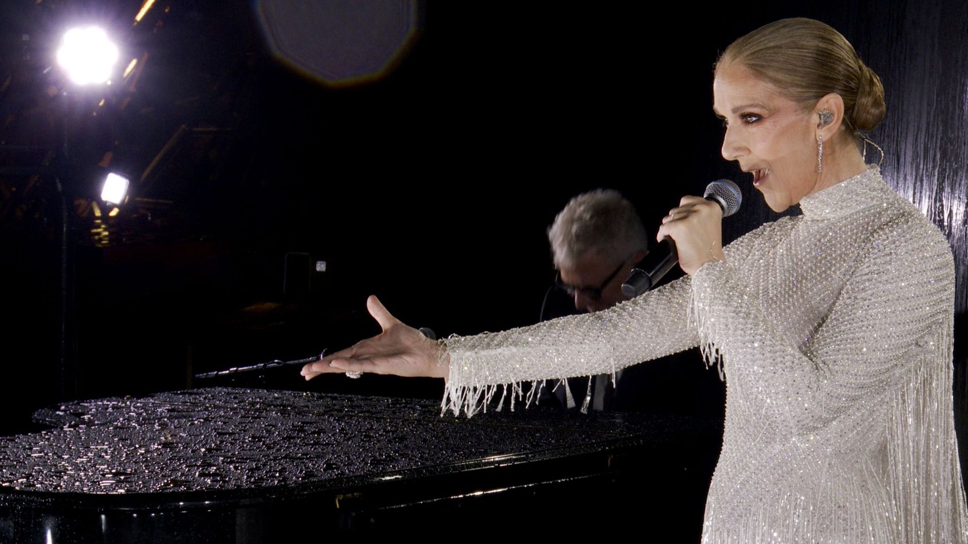 Céline Dion a dévoilé les photos des coulisses de sa performance aux Jeux  Olympiques de Paris - RTBF Actus