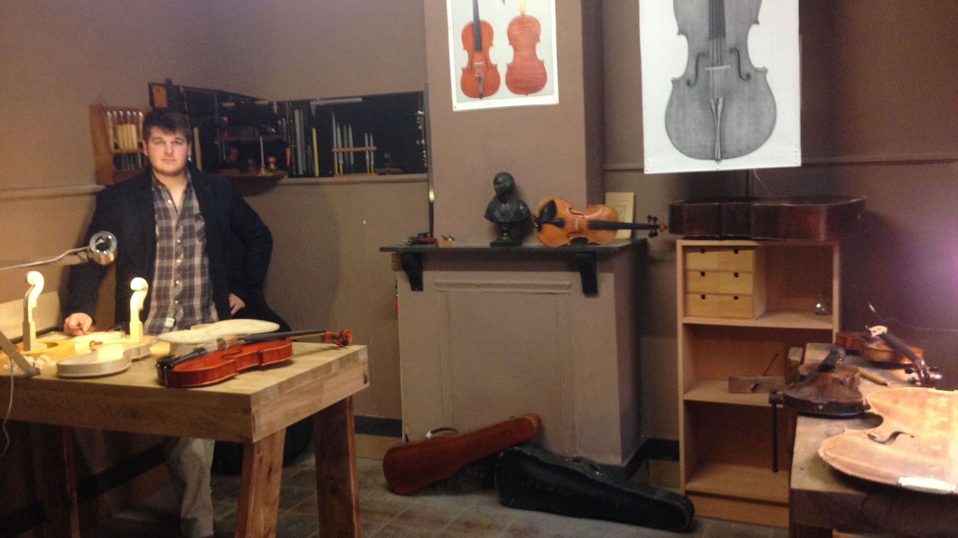 Le luthier Arnaud Murzeau dans son atelier installé au musée Gretry de Liège