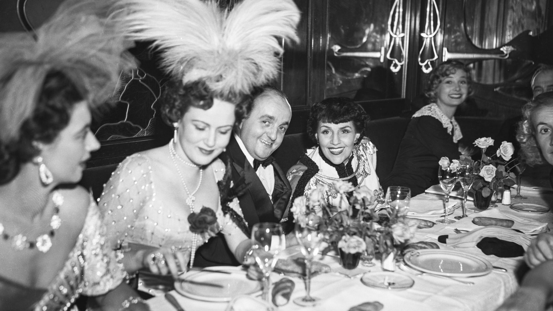 Nadia Gray, Bernard Blier et Marie Dubas dinant au 'Maxim’s', le 13 octobre 1949, à Paris.