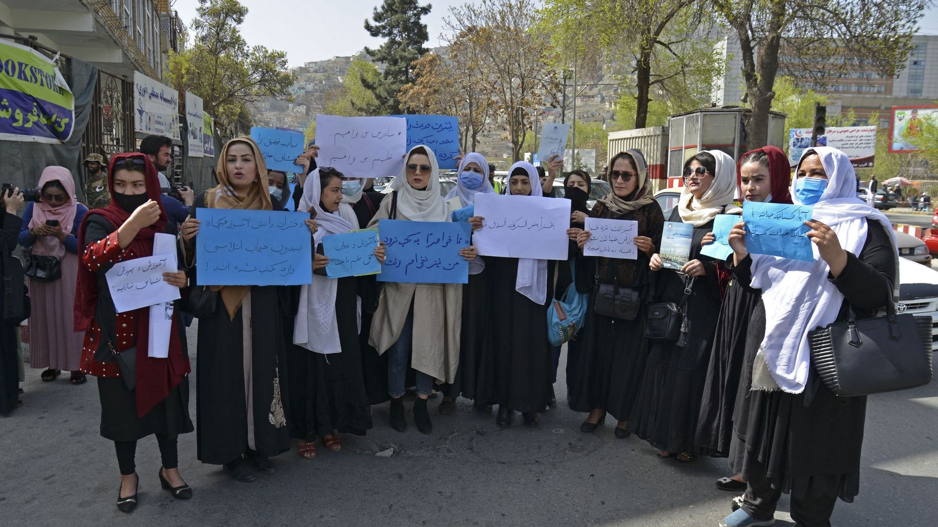 Des femmes afghanes participent à une manifestation devant le ministère de l’Éducation à Kaboul le 26 mars 2022, demandant la réouverture des lycées pour les filles.