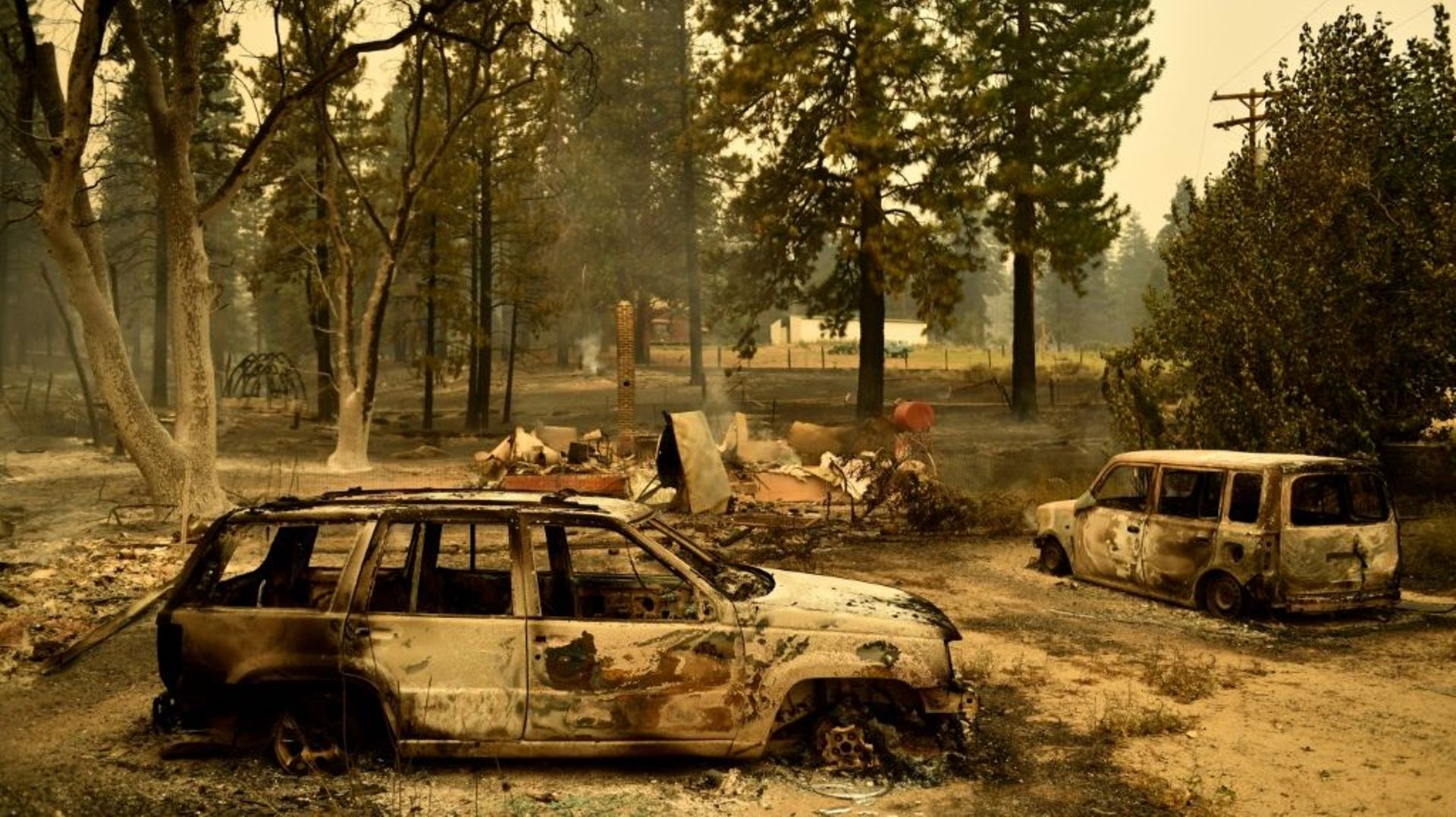 Le Dixie Fire a dévasté la petite ville de Janesville, laissant sur son passage une rangée de carcasses de voitures calcinées