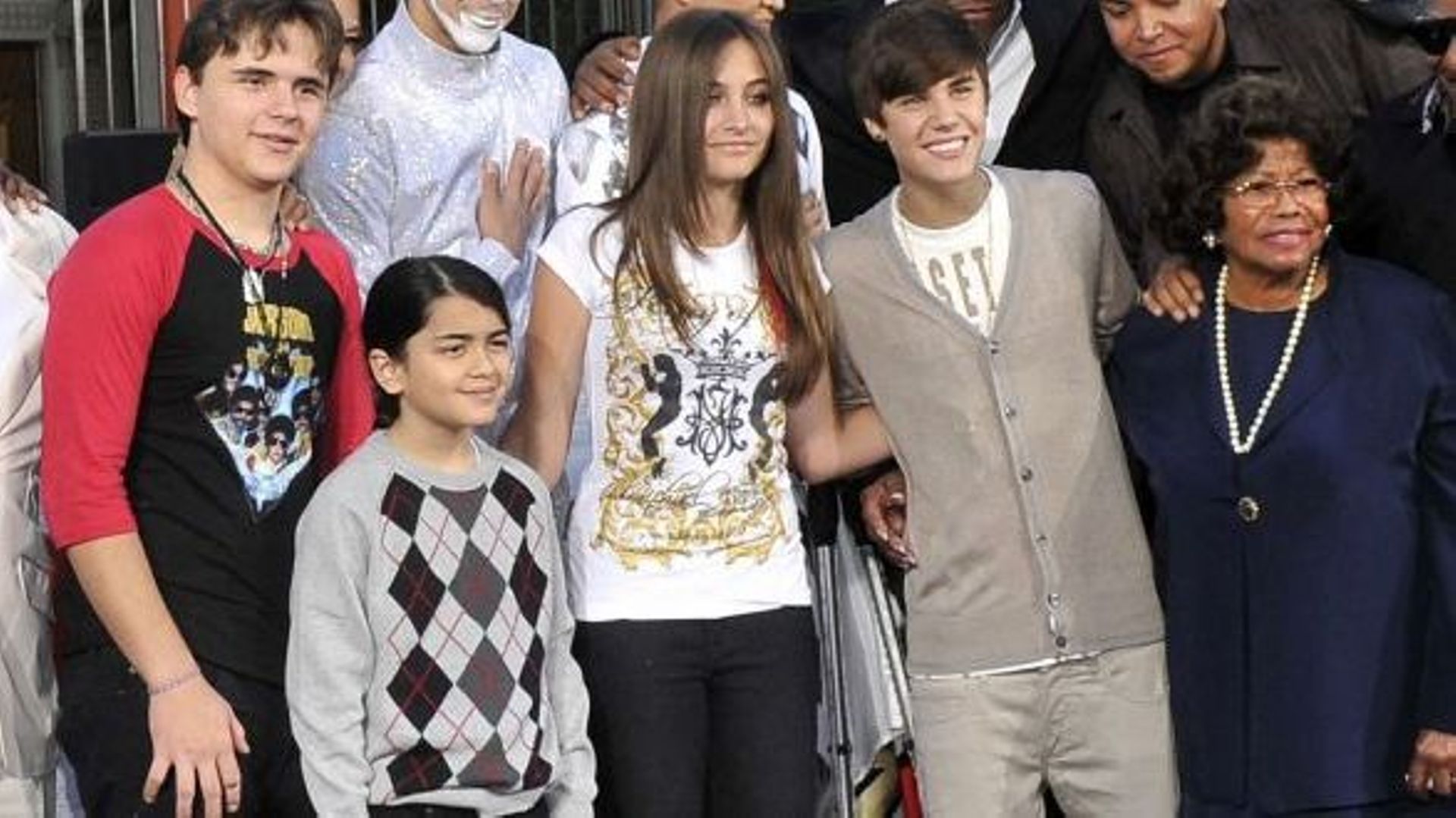 De gauche à droite: Prince Michael, Blanket, Paris, Justin Bieber, Katherine Jackson