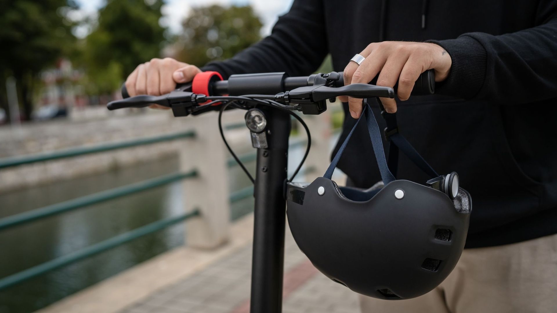 Clignotants automatiques, feu stop… Ce casque lumineux veut révolutionner  la sécurité à vélo