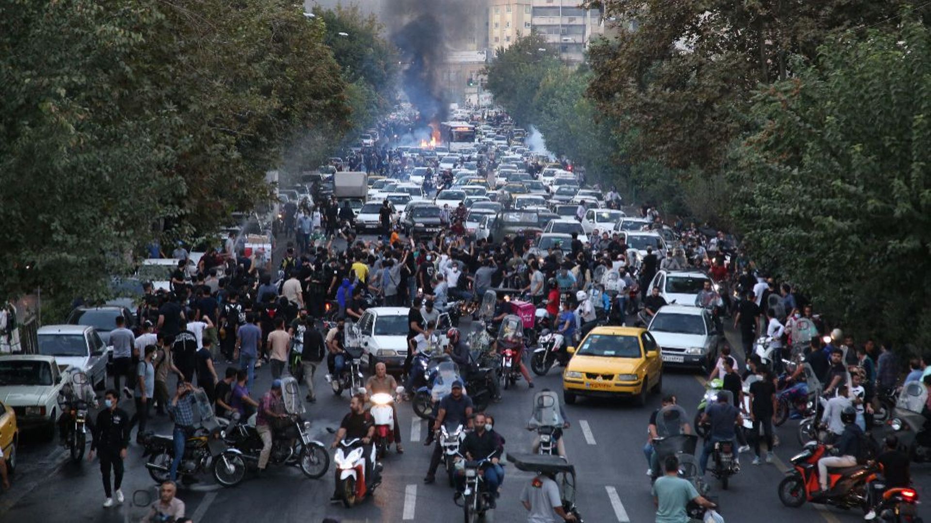 Une photo obtenue par l’AFP hors d’Iran, le 21 septembre 2022, montre des manifestants iraniens descendant dans les rues de la capitale Téhéran lors d’une manifestation pour Mahsa Amini, quelques jours après sa mort en garde à vue.
