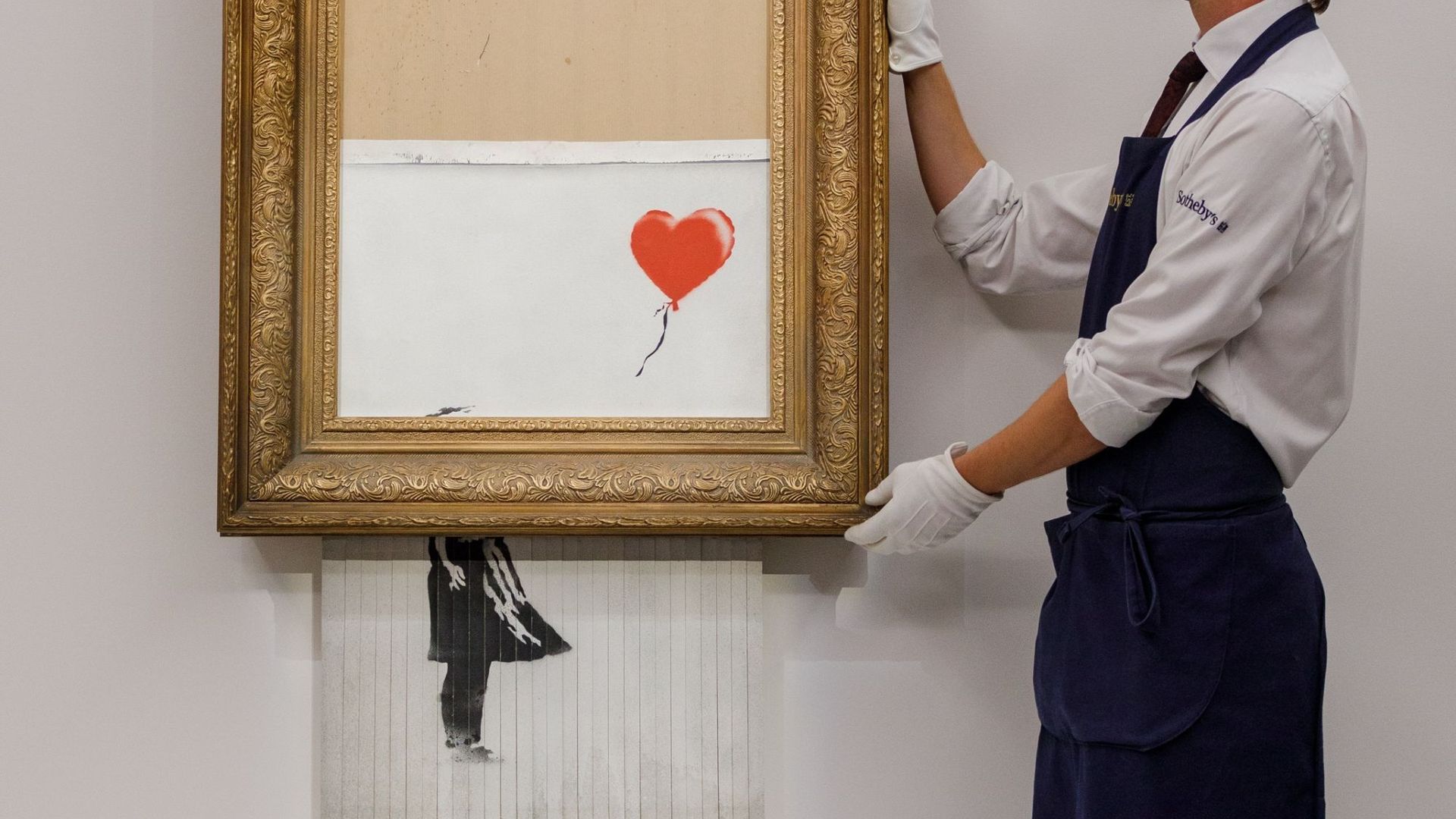 LONDRES, ANGLETERRE – 03 SEPTEMBRE : L’œuvre Love is in the Bin (2018) de Banksy est installée chez Sotheby’s le 03 septembre 2021 à Londres, en Angleterre.