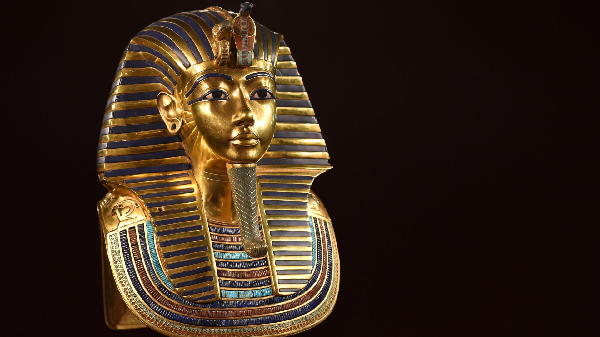 Le masque funéraire du pharaon égyptien Toutankhamon présenté lors de l’avant-première de l’exposition "Toutankhamon – Sein Grab und die Schaetze" ("Toutankhamon – son tombeau et ses trésors") à la Kleine Olympiahalle le 2 avril 2015 à Munich, en Allemagn