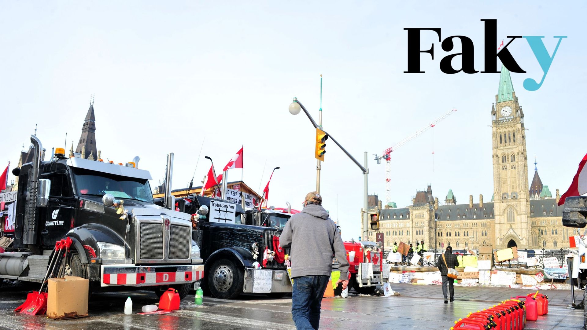 Des manifestants du convoi dit "de la liberté" se rassemblent alors que les camionneurs continuent de protester à Ottawa, Canada, le 9 février 2022.