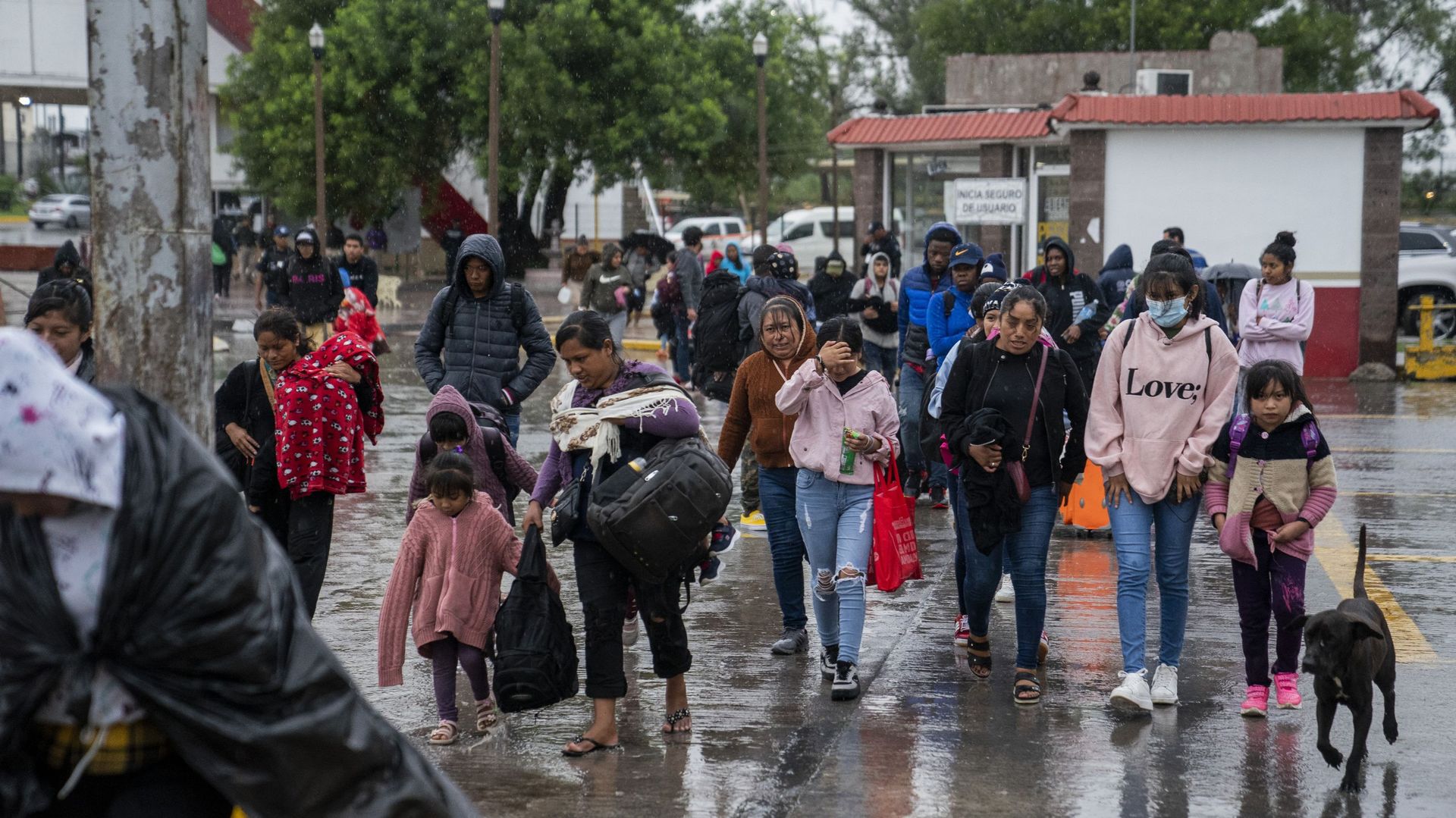 Les migrants qui attendaient sur le Gateway International Bridge dans l’espoir d’obtenir des entretiens d’asile aux États-Unis ont été invités à retourner au Mexique pour attendre que la foudre tombe et que la pluie inonde la région le 13 mai 2023 à Matam