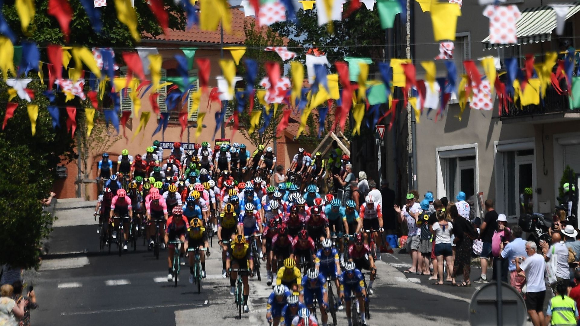 La ferveur d’accueillir le Tour de France dans les petites villes.