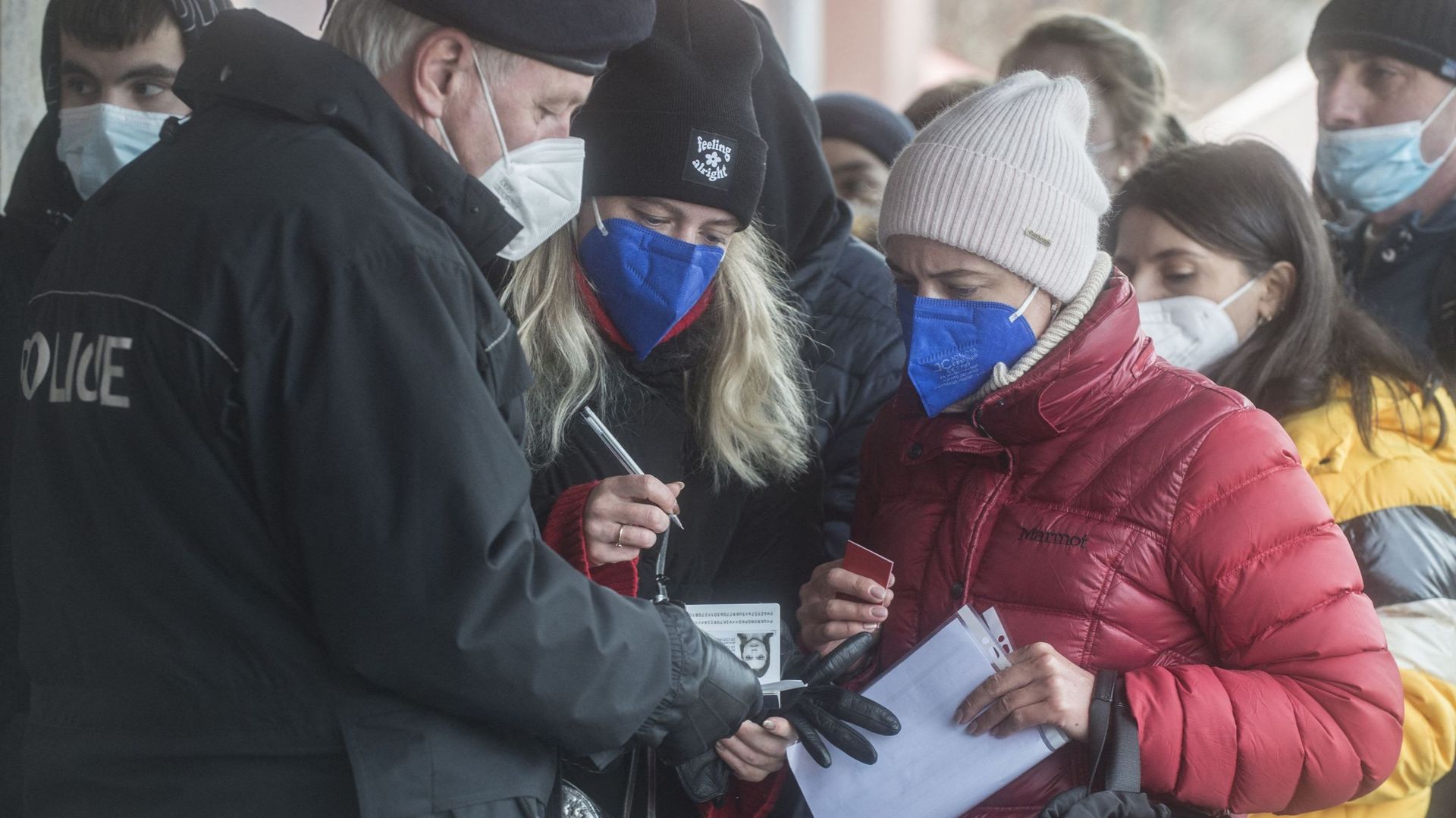 Des réfugiés ukrainiens font la queue pour déposer une demande de permis de séjour au siège de la police des étrangers de Prague le 2 mars 2022 à Prague.