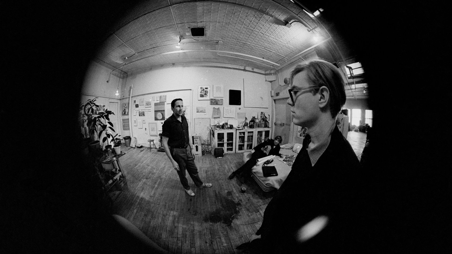Andy Warhol et l'artiste Robert Rauschenberg dans le studio de Rauchenberg, New York, hiver 1964-65