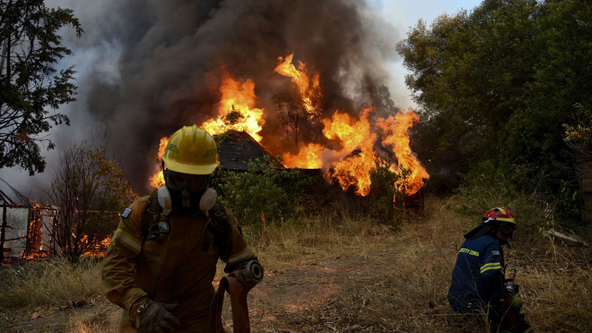 En Grèce, les pompiers continuent de lutter contre deux incendies sur l’île de Rhodes et dans le Péloponnèse. Ici dans la région de Patras