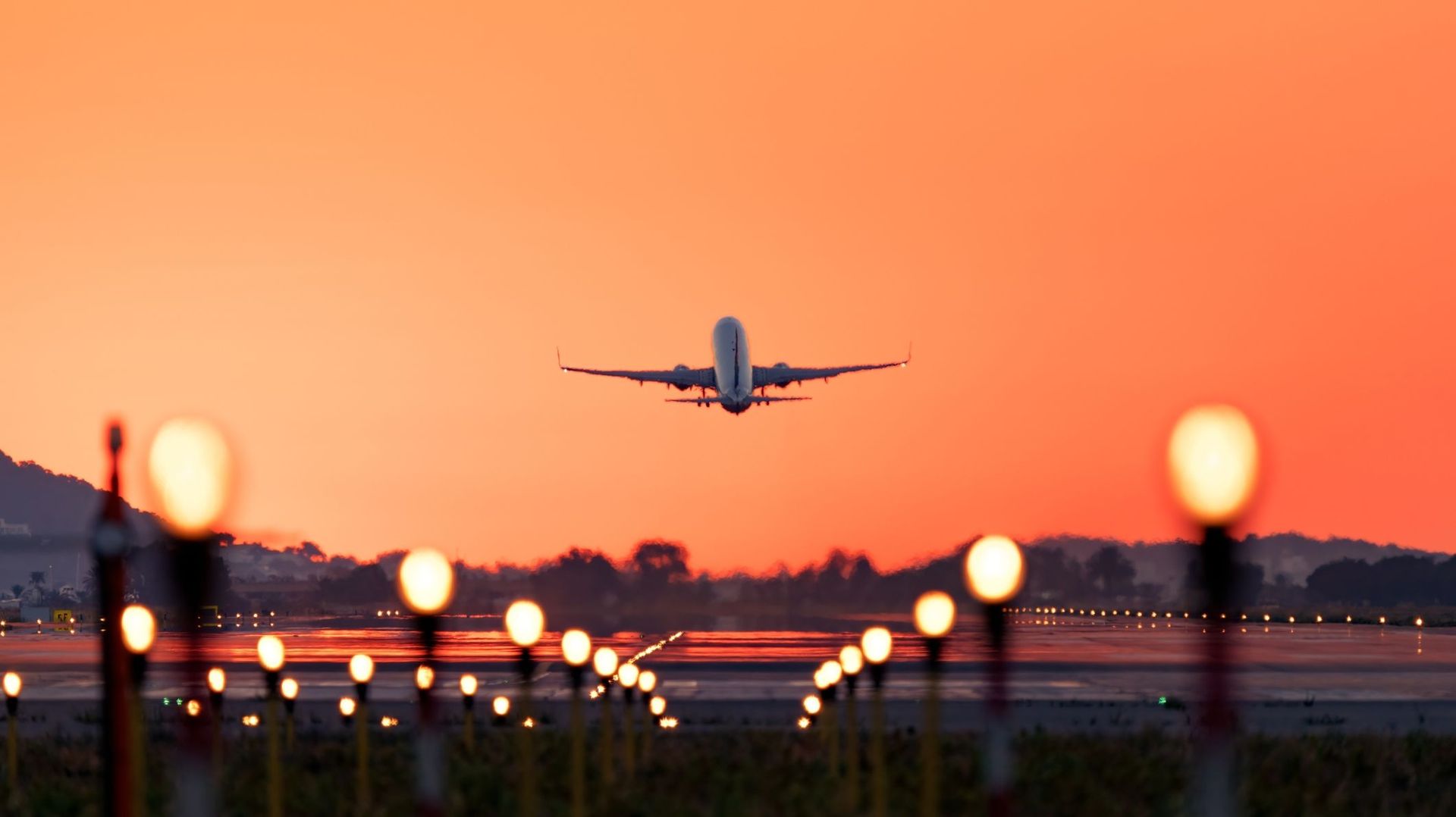 Un prix minimum des billets d’avion représenterait davantage le coup du transport et l’impact environnemental selon le ministre français des Transports.