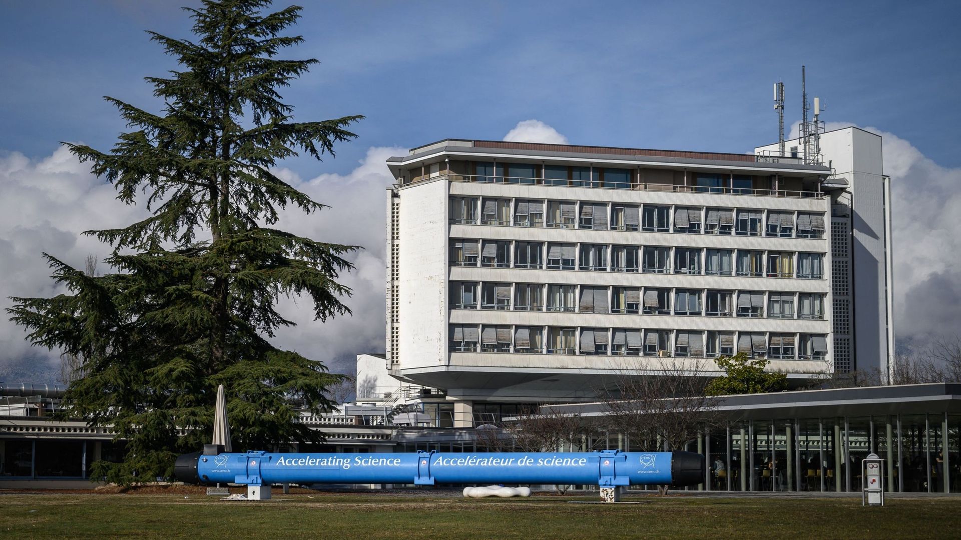 Le CERN (Centre Européen pour la Recherche Nucléaire) à Merin, près de Genève. Le bâtiment a vu naître le web en 1989.