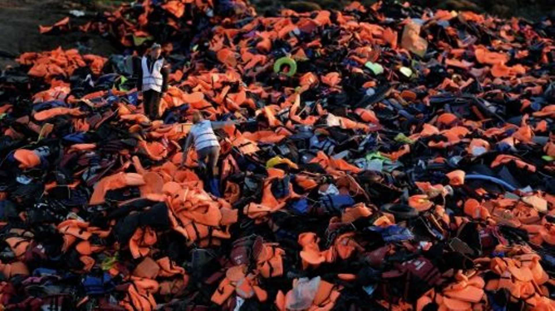 Des gilets de sauvetage laissés par les migrants à leurs arrivées sur l'île grecque de Lesbos, le 3 décembre 2015