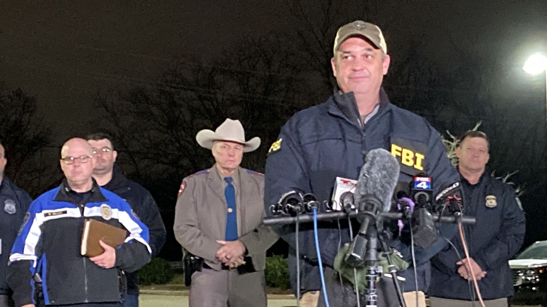Matthew DeSarno, agent spécial en charge du FBI à Dallas, s’adressant à la presse après la libération des otages de la synagogue Congregation Beth Israel à Colleyville, Texas, à quelque 25 miles (40 km) à l’ouest de Dallas, le 15 janvier 2022.