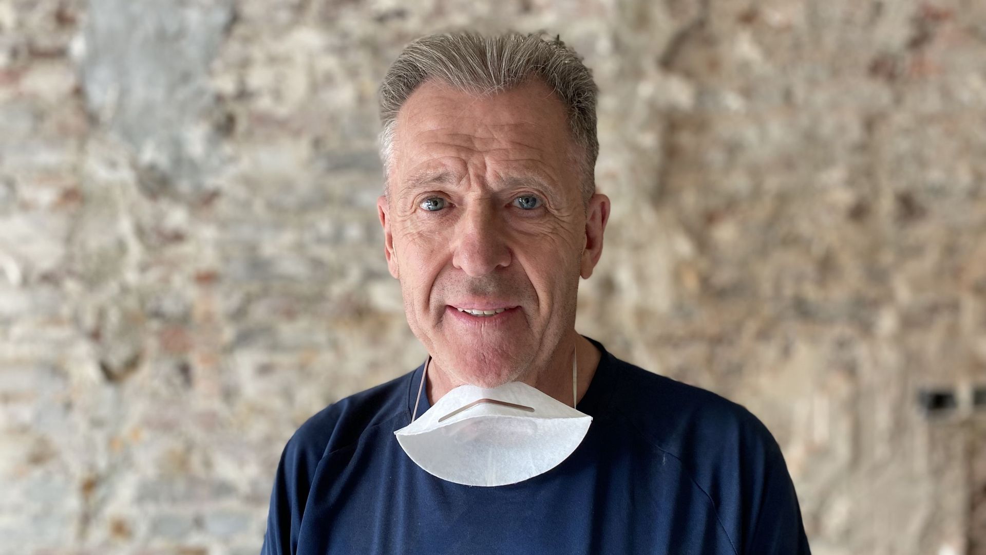 Jean-Luc Smets aide son fils à réaliser les travaux à Vaux-sous-Chèvremont, après les cruelles inondations