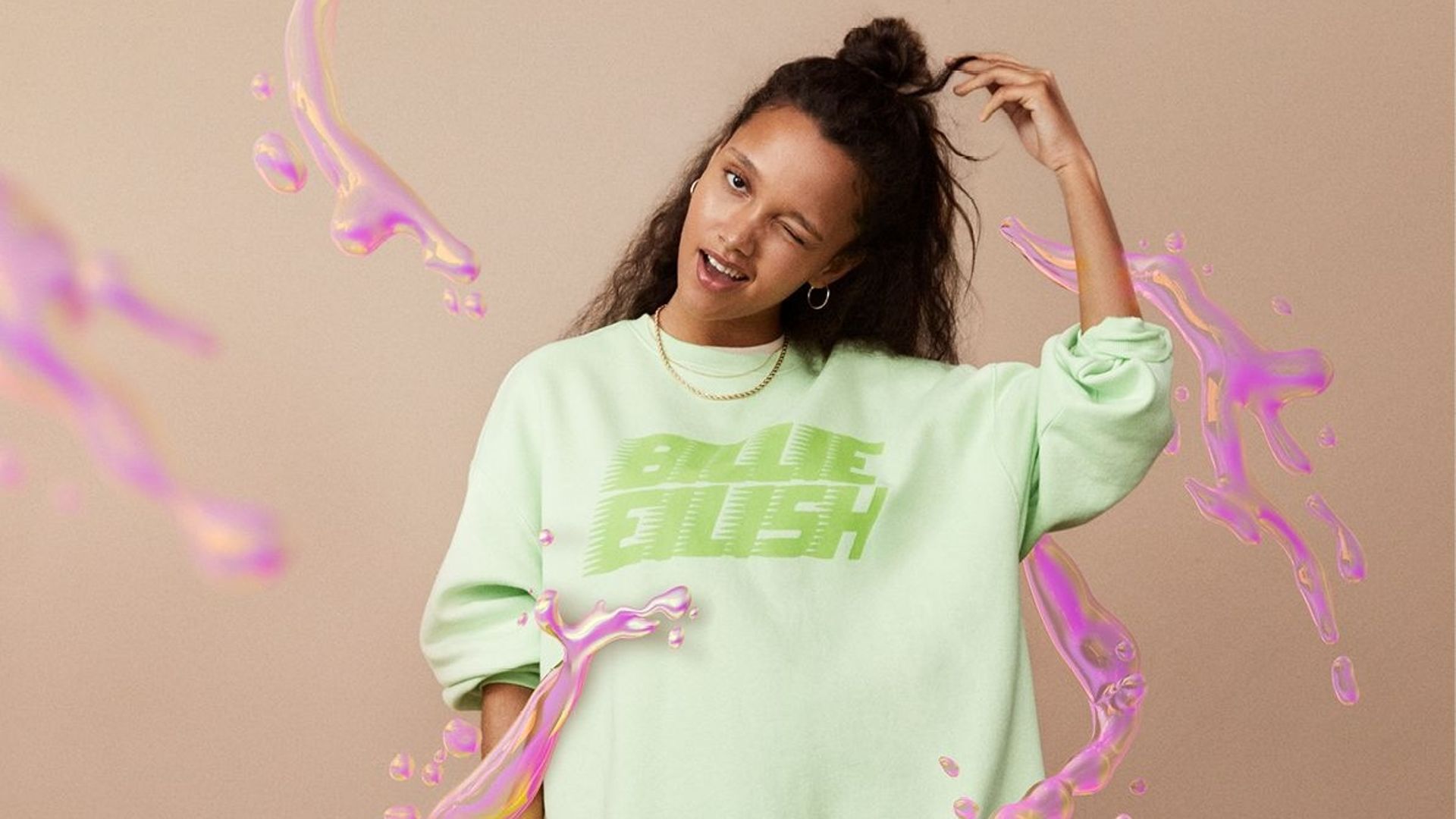 H&M lance une collection de merchandising Billie Eilish accompagnée d'une campagne sur laquelle a travaillé l'artiste 3D Ines Alpha.