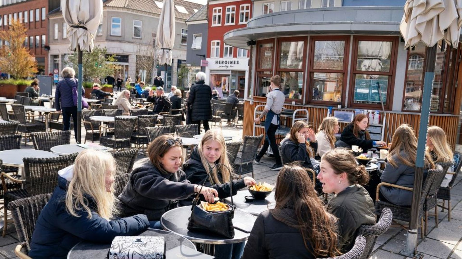 Bars et restaurants rouvrent à Roskilde, au Danemark, le 21 avril 2021