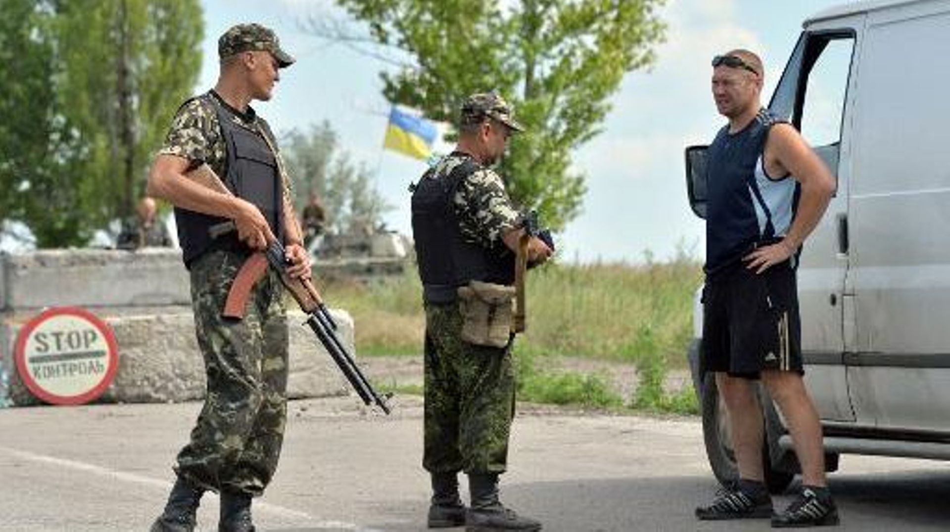 Des soldats ukrainiens vérifient les papiers d'un conducteur à un  point de contrôle à Konstantinovka (50 km de Donetsk), le 10 juillet 2014