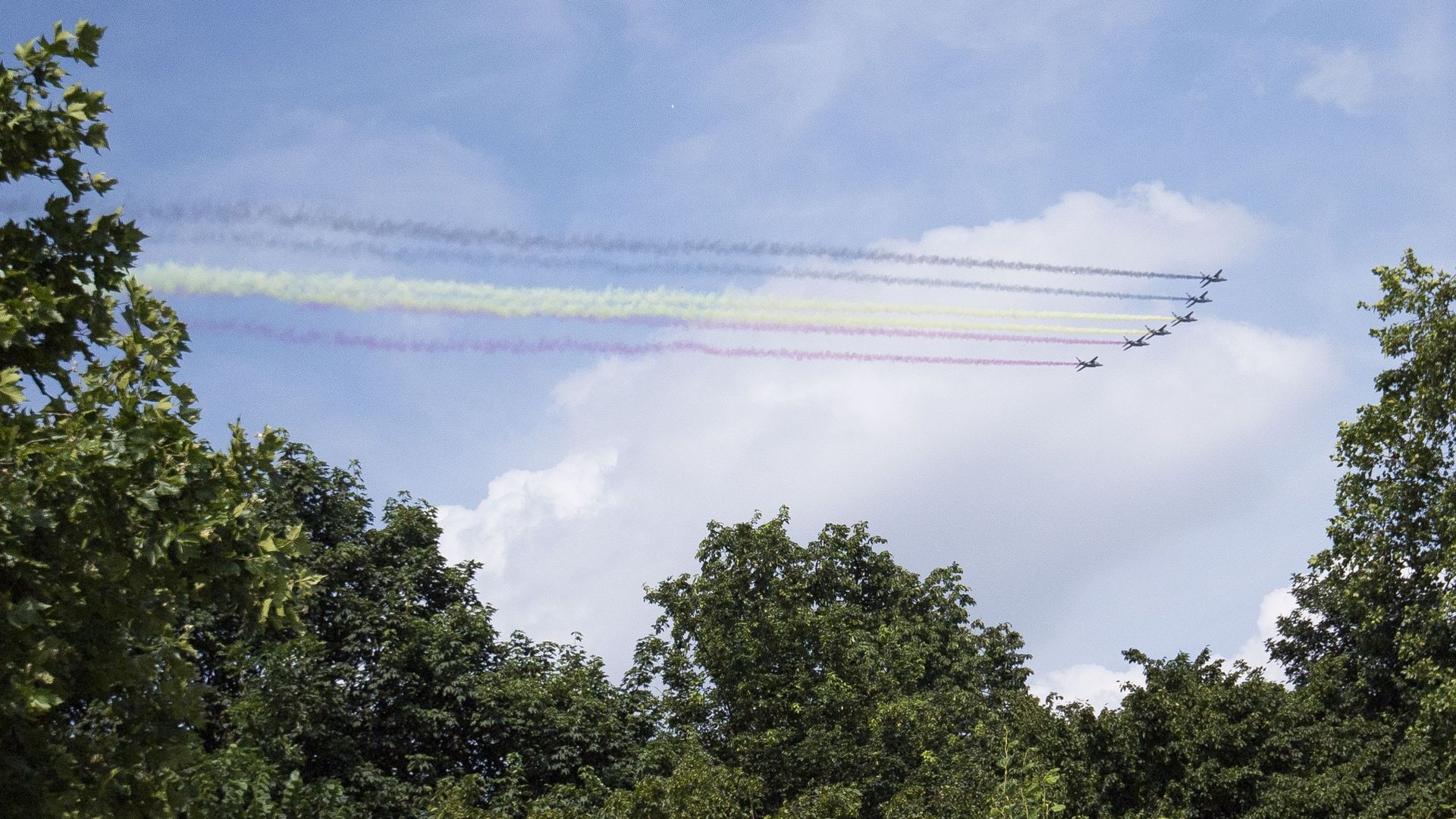 Six Alpha Jets ont zébré le ciel belge des couleurs nationales.