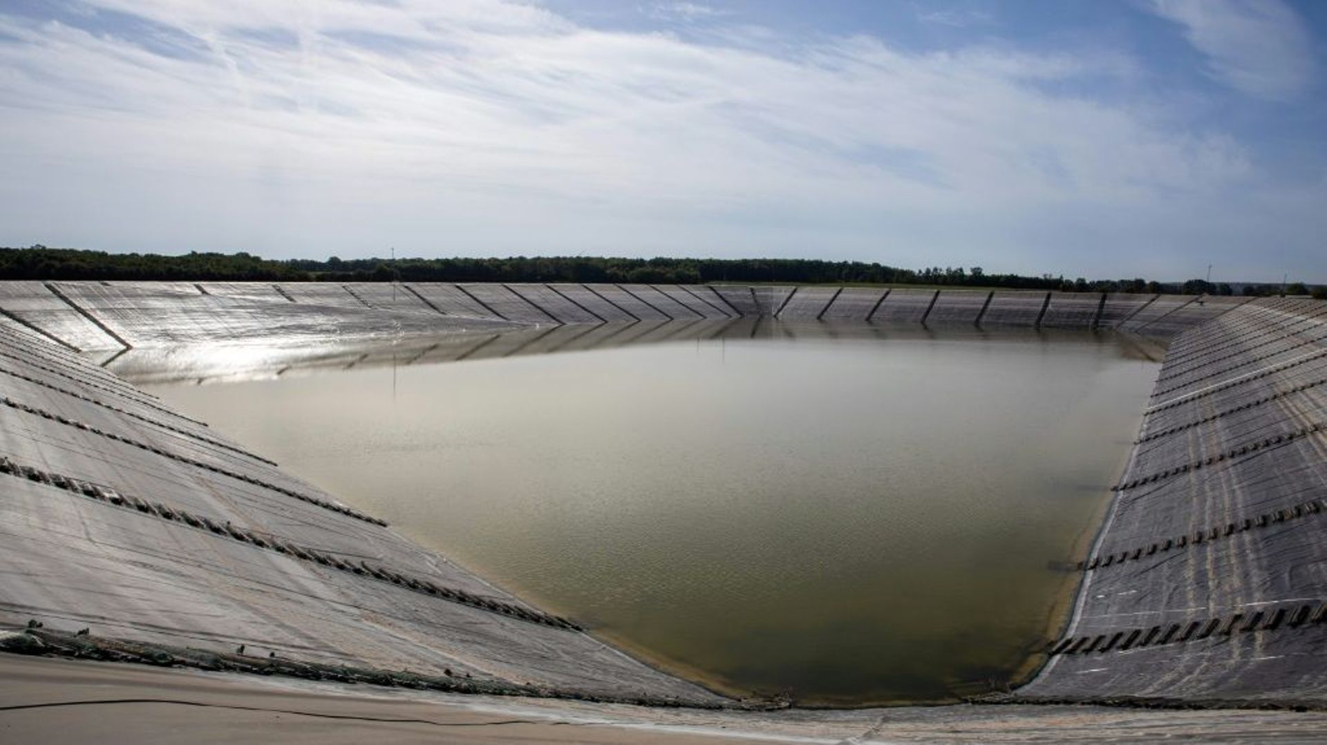 Vue de la retenue d'eau de Mauzé-sur-le-Mignon (Deux-Sèvres), destinée à l'irrigation agricole le 7 octobre 2022.