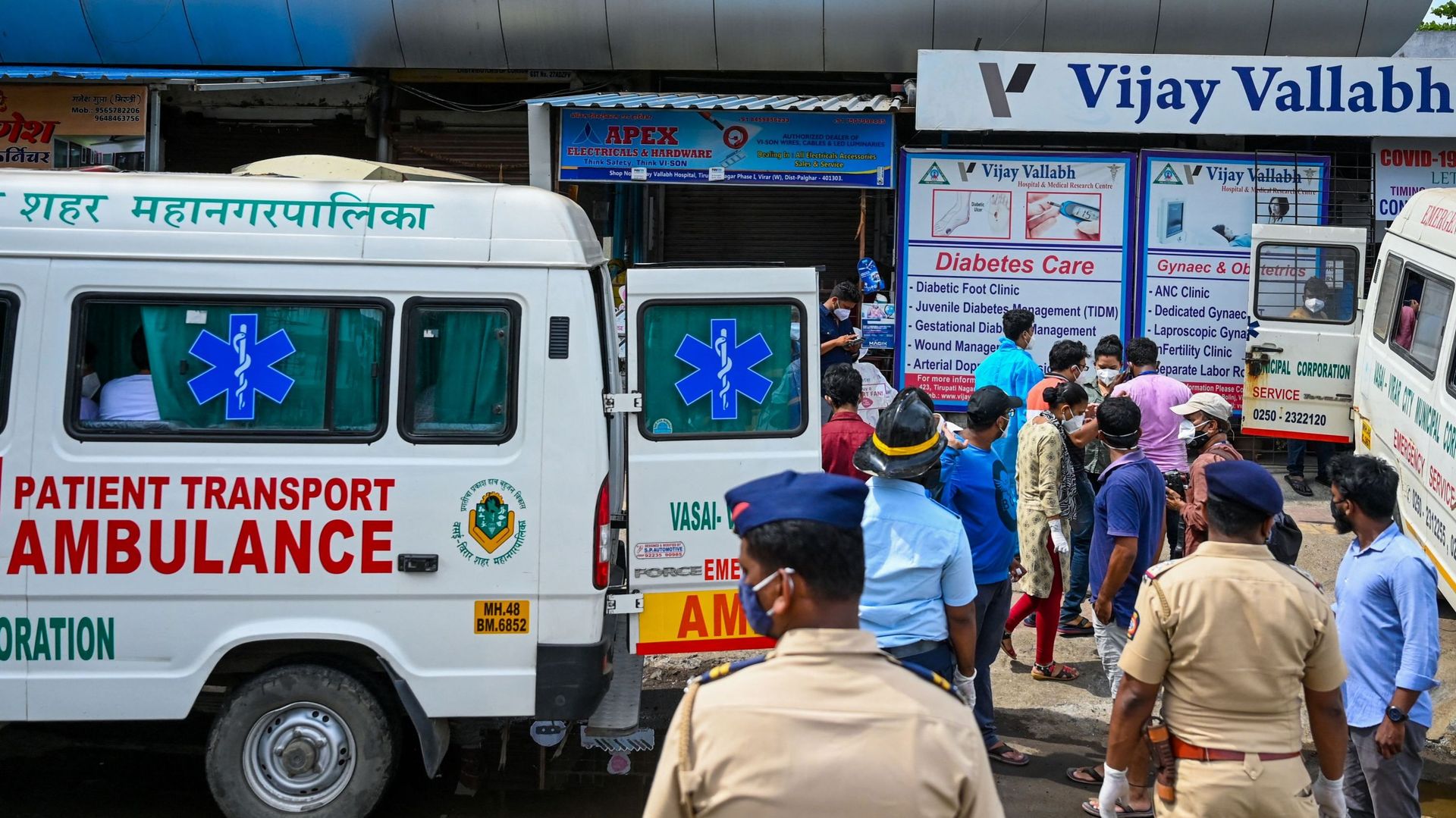 Sur 17 patients aux soins intensifs dans l'hôpital de Vijay Vallabh, 13 sont décédés et quatre autres ont été transférés dans d'autres établissements.