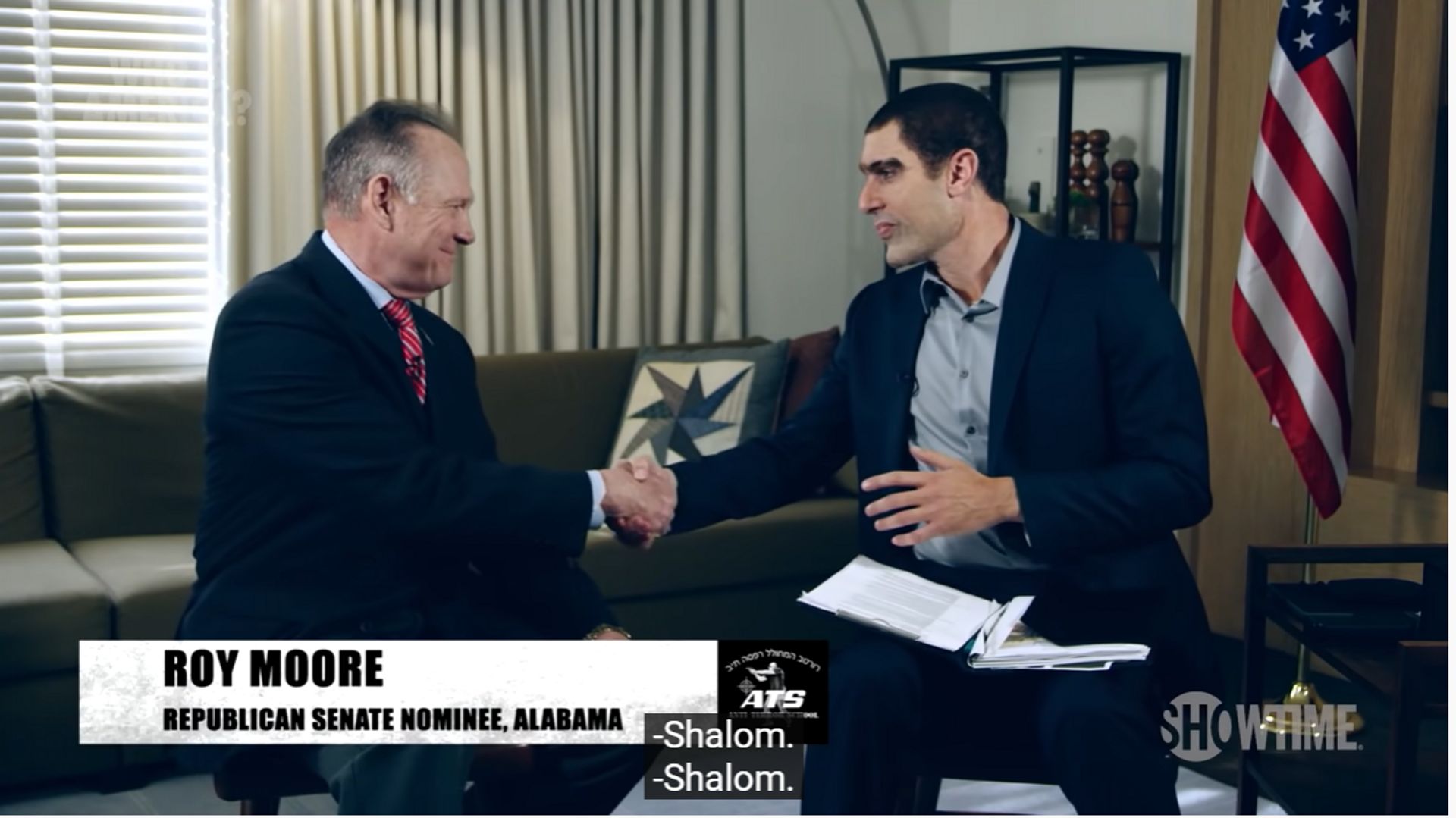 Roy Moore réclamait 95 millions de dollars de dédommagement pour une interview piège diffusée en 2018 où Sacha Baron Cohen, se faisait passer pour un spécialiste israélien de l’antiterrorisme baptisé Erran Morad.