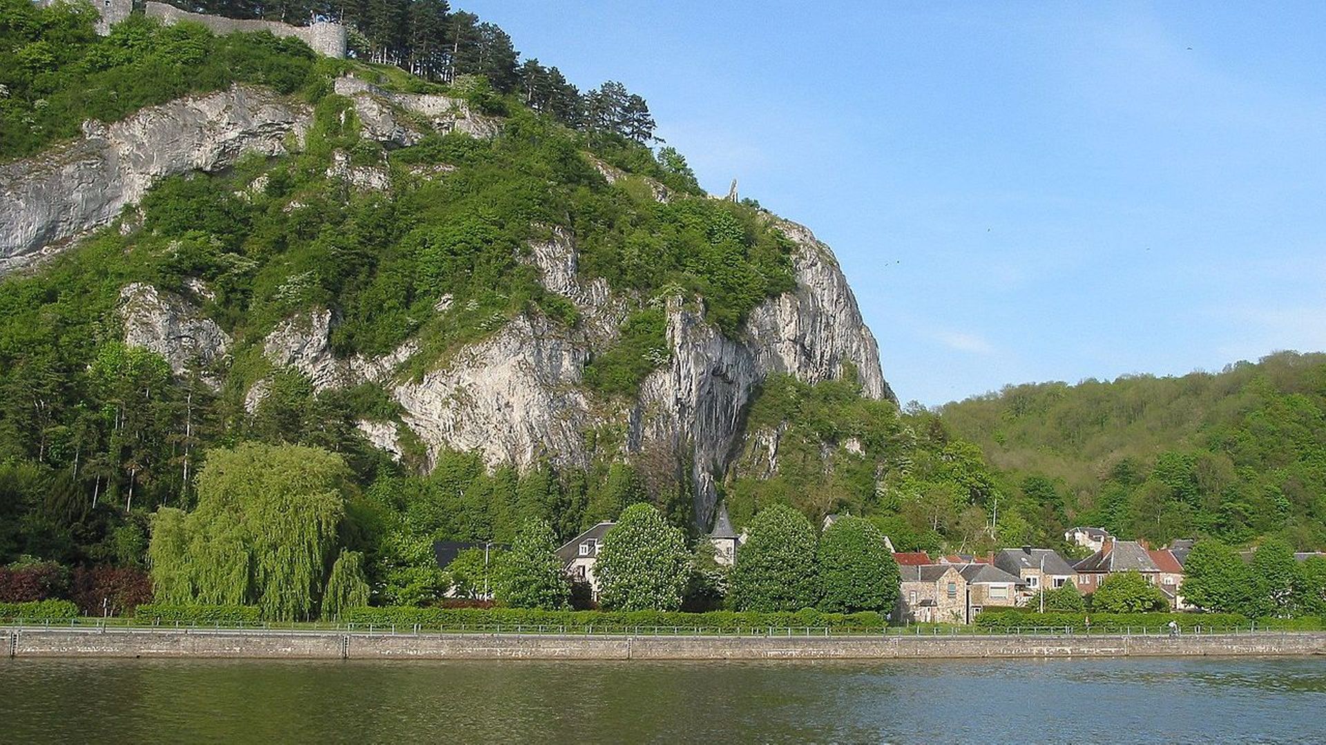 Le village de Houx et le château de Poilvache