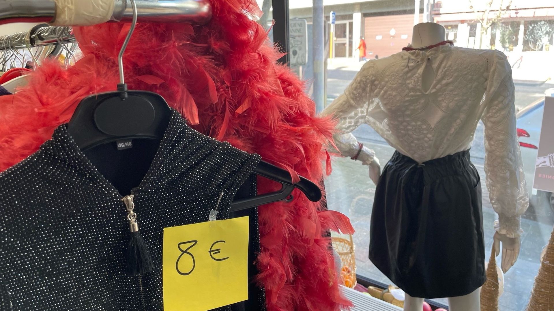 Dans le complexe, on retrouve aussi un magasin de seconde main. Les bénéficiaires du revenu d’intégration du CPAS profitent d’une réduction de moins 50% grâce à une carte avantage.