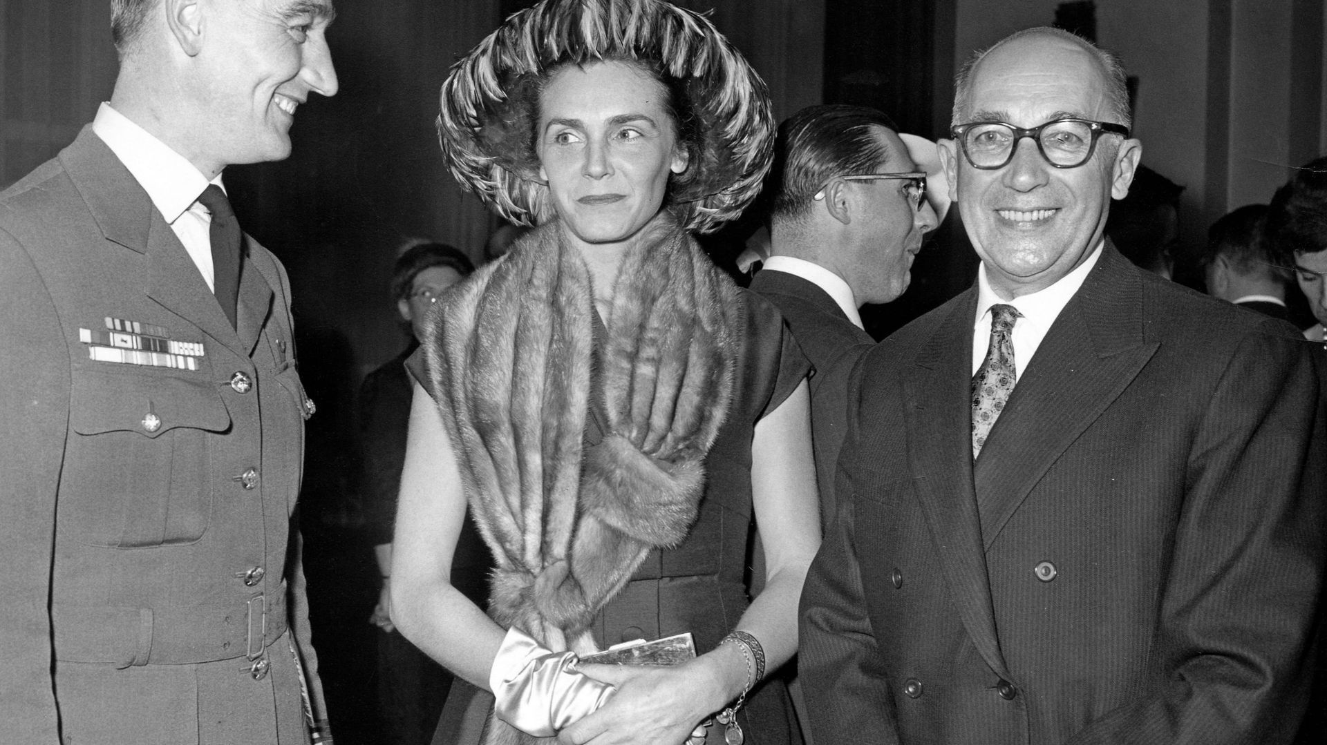 Lily de Gerlache entre le capitaine Bastien (D) et le professeur Lahaye (gauche), en 1958 