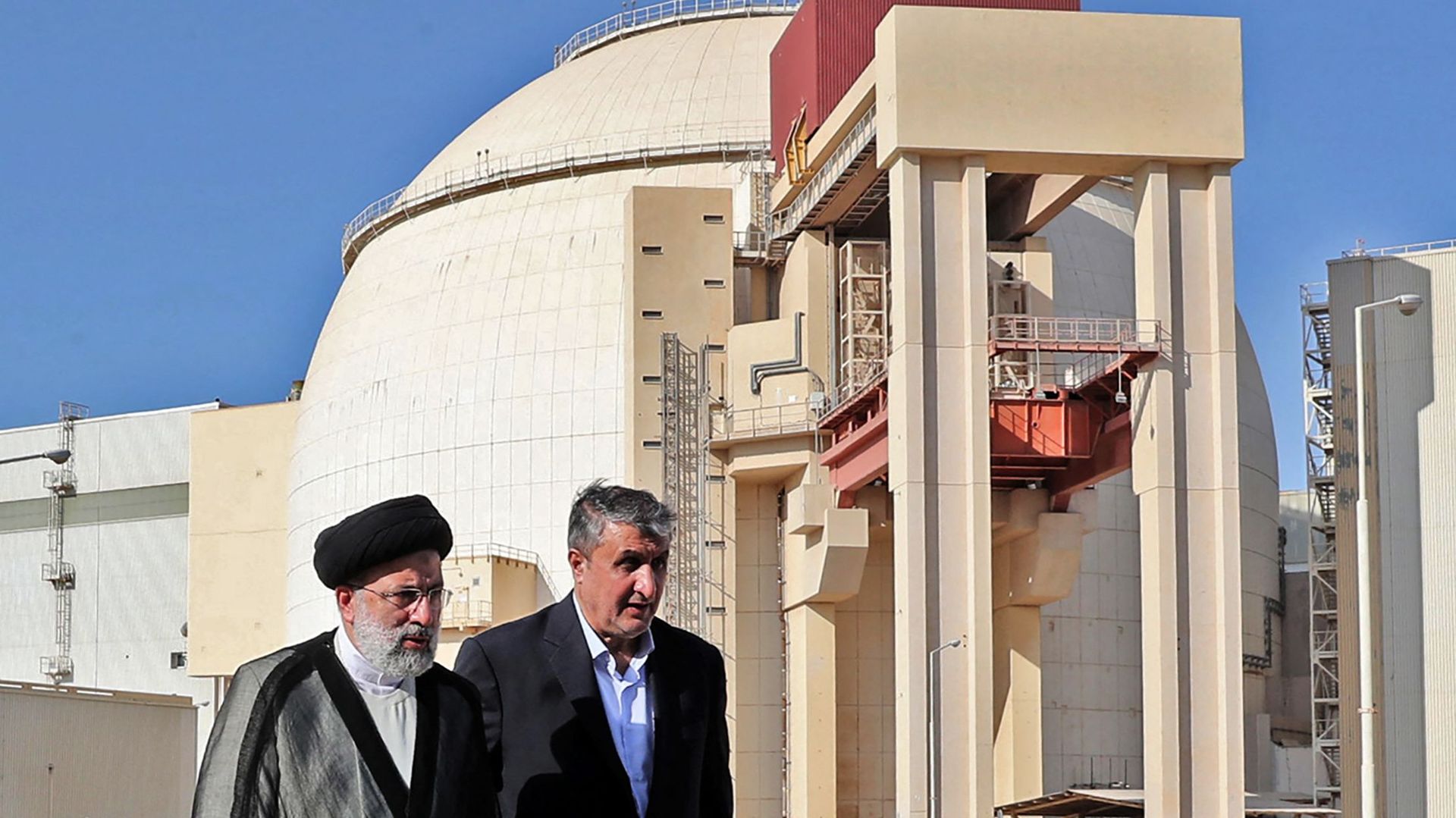 Une photo fournie par la présidence iranienne le 8 octobre 2021 montre le président iranien Ebrahim Raisi (droite) accompagné du chef de l’Organisation iranienne de l’énergie atomique Mohammad Eslami, visitant la centrale nucléaire de Bushehr, au sud-est 