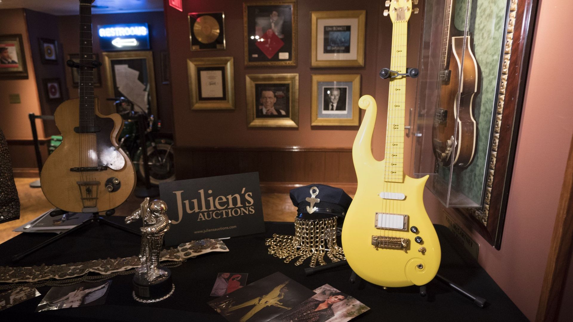Ventes d'objets de Prince: une guitare jaune part pour 225.000 dollars