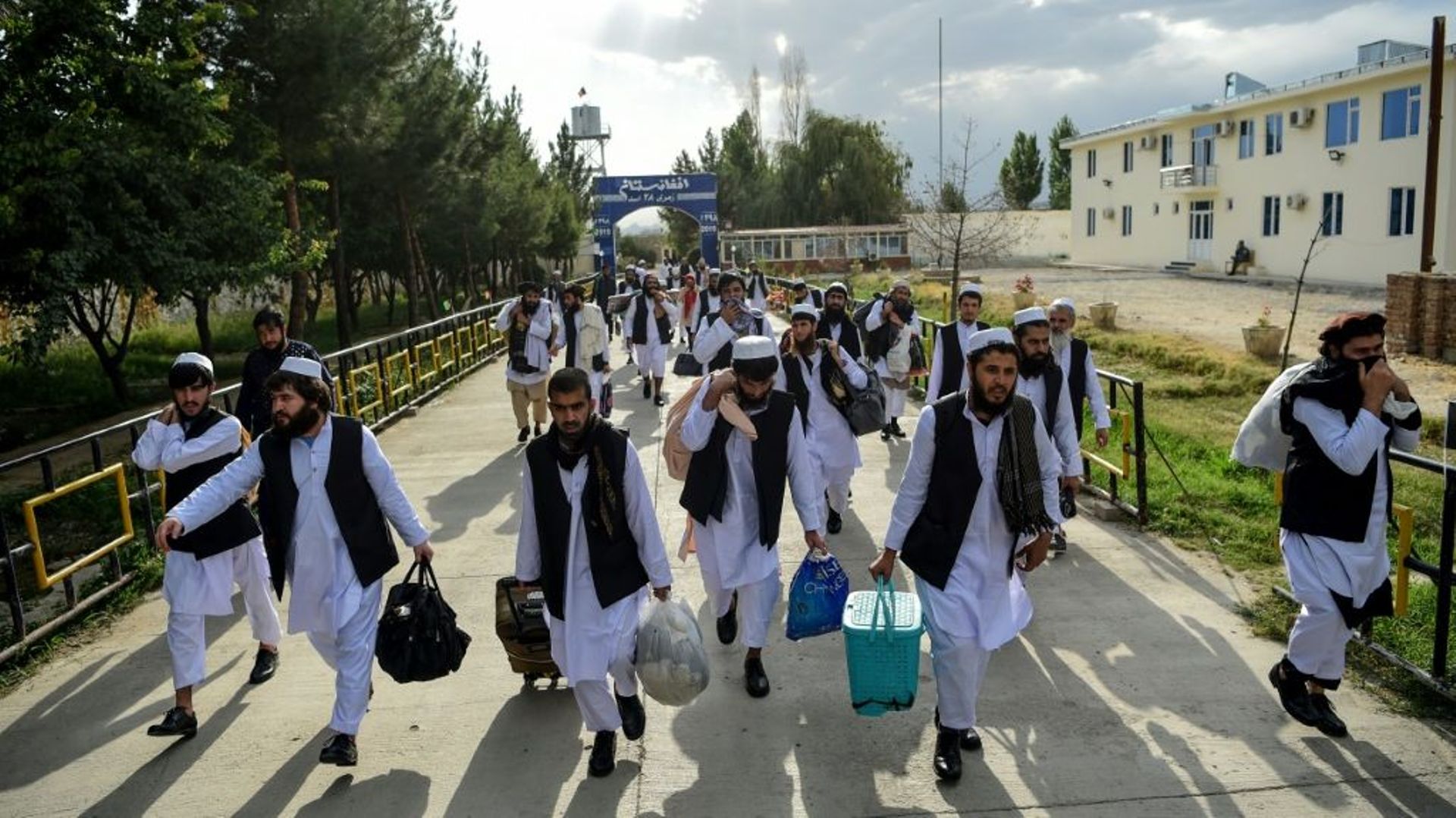 Des prisonniers talibans sortent de la prison de Pul-e-Charkhi, près de Kaboul, le 31 juillet 2020