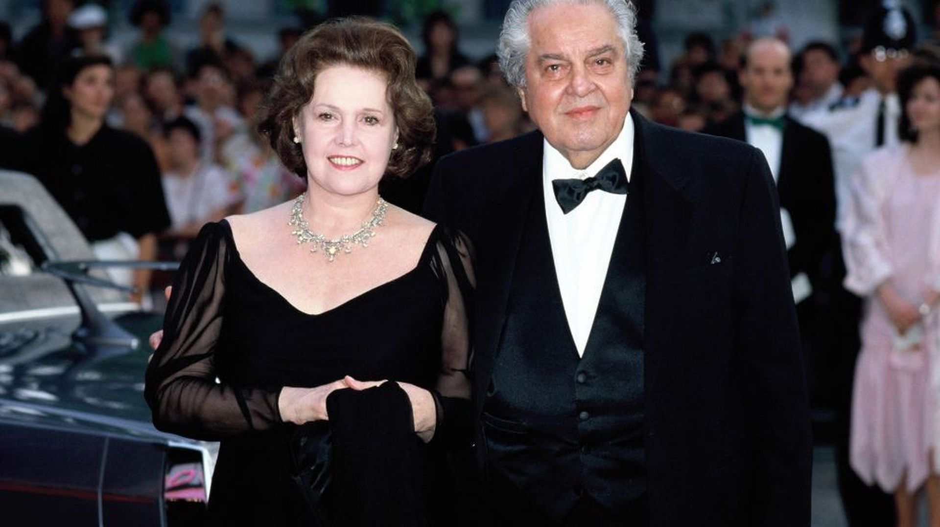 Albert Broccoli cède les rênes de EON Productions à sa fille Dana après la première de "James Bond : Permis de tuer" le 13 juin 1989.
