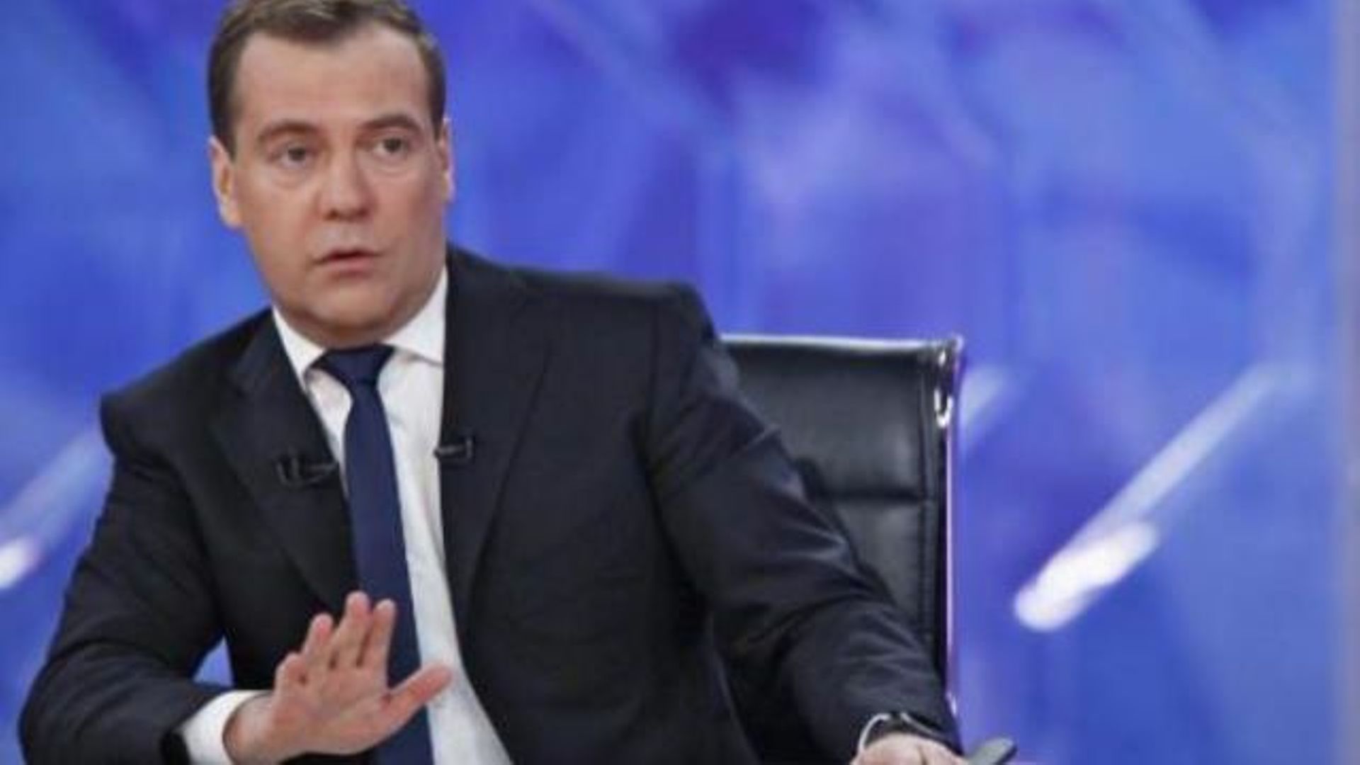 Russie: - Le micro de Medvedev reste ouvert, il traite des enquêteurs de "connards"