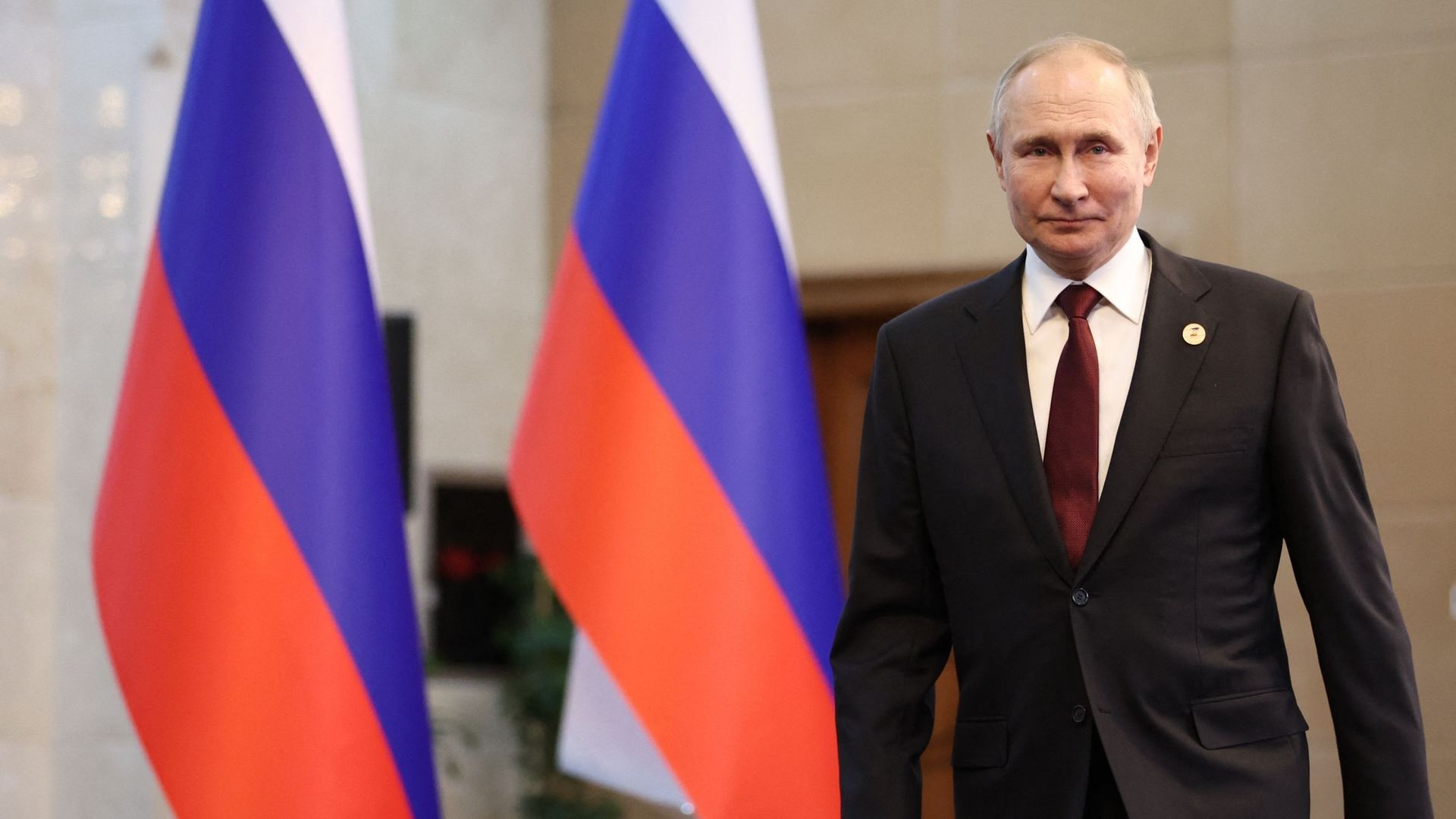 Le président russe Vladimir Poutine arrive pour assister à une conférence de presse après la réunion du Conseil économique suprême eurasien à Bichkek, le 9 décembre 2022.

