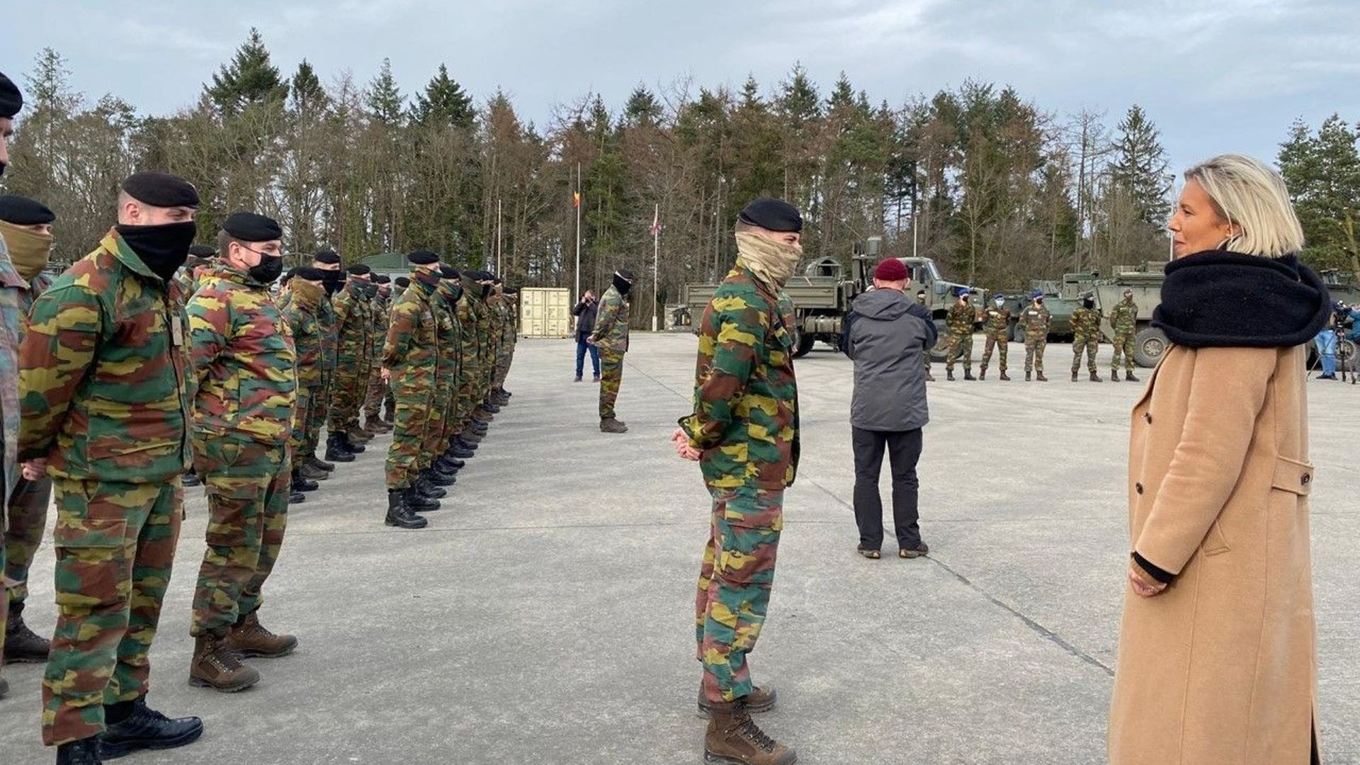 La ministre de la Défense, Ludivine Dedonder, s’est rendue à Marche-en-Famenne où un bataillon de lanciers s’apprête à partir en Roumanie, dans le cadre d’une mission de défense du territoire de l’OTAN.