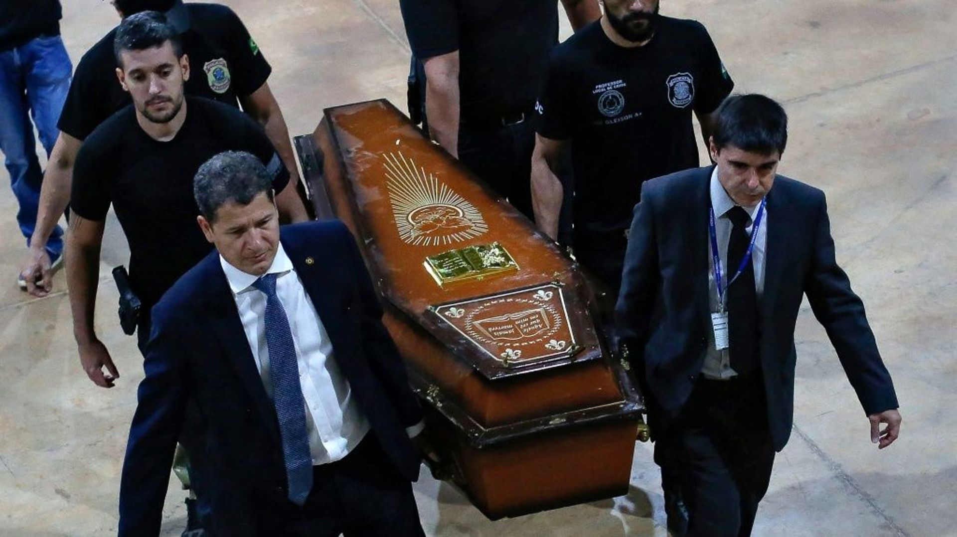Des membres de la police fédérale portent l’un des cercueils contenant les restes humains du journaliste britannique Dom Phillips et de l’expert brésilien Bruno Pereira, le 16 juin 2022 à Brasilia